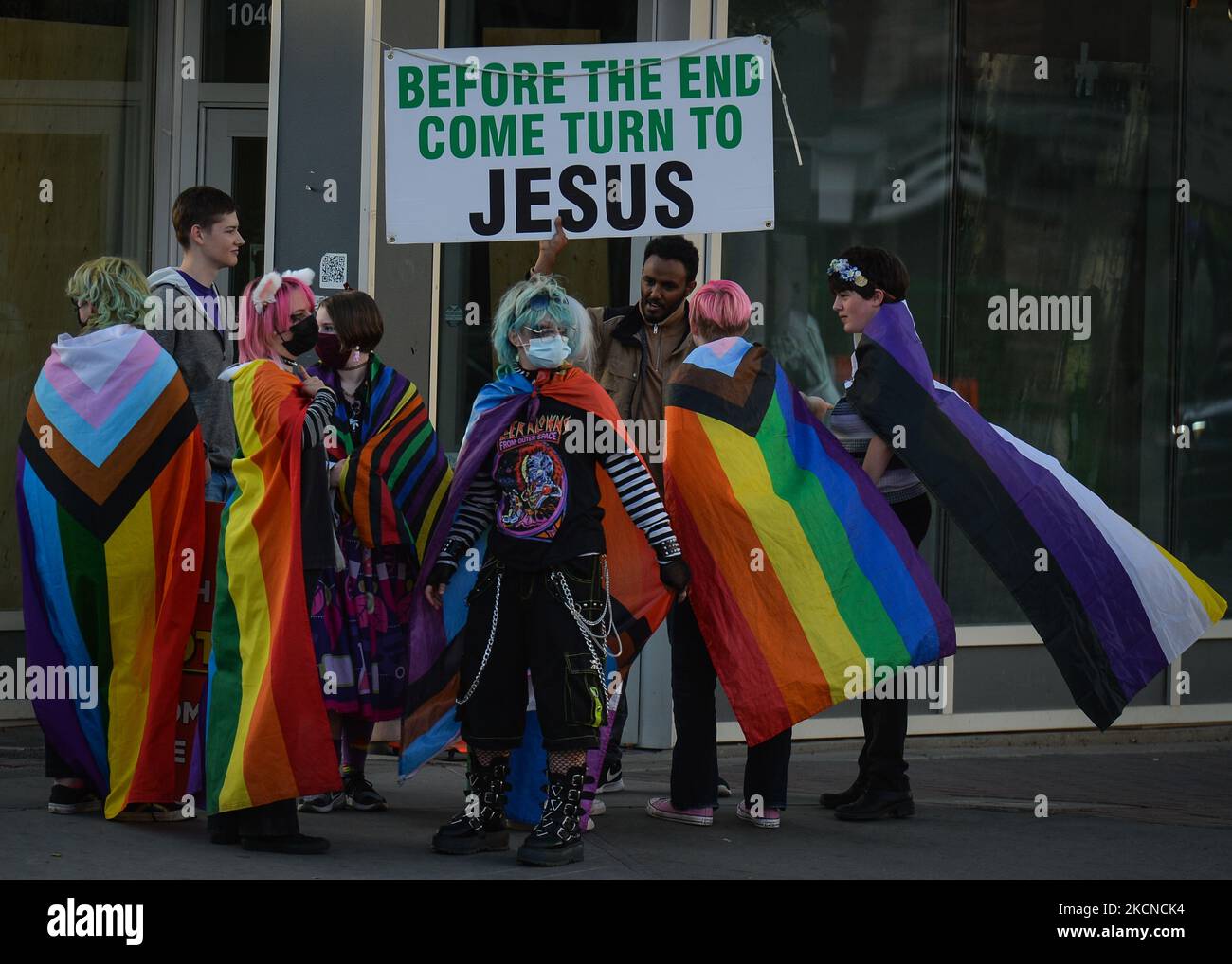 I membri di oltre LGBTQ2S sostenitori locali e alleati si riuniscono al Pride Corner su Whyte Avenue e Gateway Boulevard a Edmonton per contrastare i predicatori di strada protestanti dai Rhema Faith Ministries Edmonton Church Canada. Nel mese di luglio, è stata presentata una petizione speciale che invita la città vecchia di Strathcon e la città di Edmonton a designare permanentemente il sito come 'Pride Corner' per garantire LGBTQ + giovani, in particolare coloro che sperimentano senzatetto, sentirsi al sicuro e Benvenuto. Venerdì 24 settembre 2021, in Ehyte Avenue, Edmonton, Alberta, Canada. (Foto di Artur Widak/NurPhoto) Foto Stock