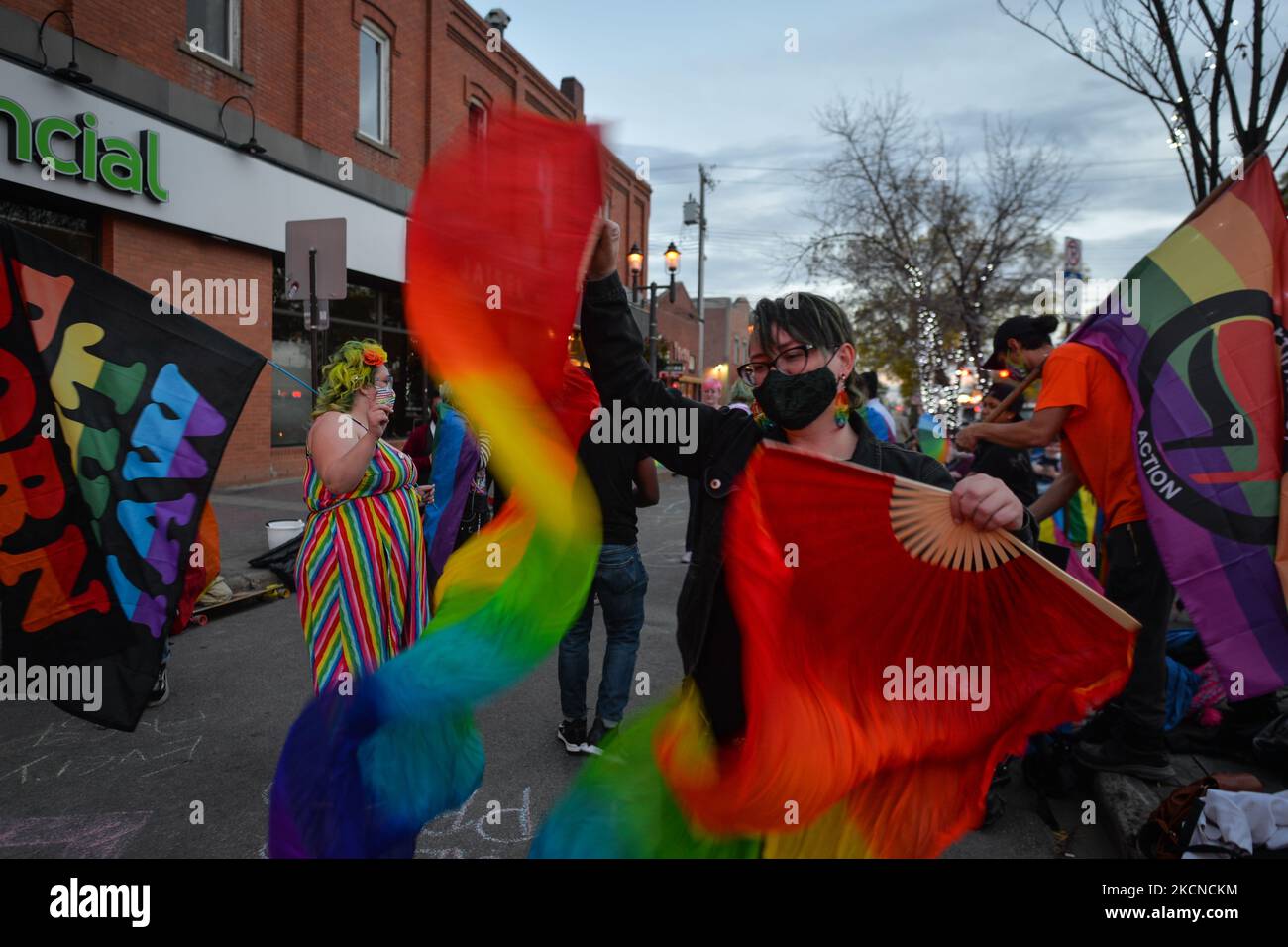 I membri di oltre LGBTQ2S sostenitori locali e alleati si riuniscono al Pride Corner su Whyte Avenue e Gateway Boulevard a Edmonton per contrastare i predicatori di strada protestanti dai Rhema Faith Ministries Edmonton Church Canada. Nel mese di luglio, è stata presentata una petizione speciale che invita la città vecchia di Strathcon e la città di Edmonton a designare permanentemente il sito come 'Pride Corner' per garantire LGBTQ + giovani, in particolare coloro che sperimentano senzatetto, sentirsi al sicuro e Benvenuto. Venerdì 24 settembre 2021, in Ehyte Avenue, Edmonton, Alberta, Canada. (Foto di Artur Widak/NurPhoto) Foto Stock