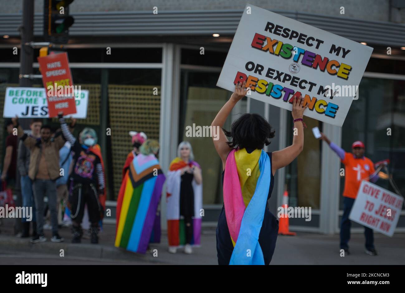 I membri di oltre LGBTQ2S sostenitori locali e alleati si riuniscono al Pride Corner su Whyte Avenue e Gateway Boulevard a Edmonton per contrastare i predicatori di strada protestanti dai Rhema Faith Ministries Edmonton Church Canada. Nel mese di luglio, è stata presentata una petizione speciale che invita la città vecchia di Strathcon e la città di Edmonton a designare permanentemente il sito come 'Pride Corner' per garantire LGBTQ + giovani, in particolare coloro che sperimentano senzatetto, sentirsi al sicuro e Benvenuto. Venerdì 24 settembre 2021, in Ehyte Avenue, Edmonton, Alberta, Canada. (Foto di Artur Widak/NurPhoto) Foto Stock