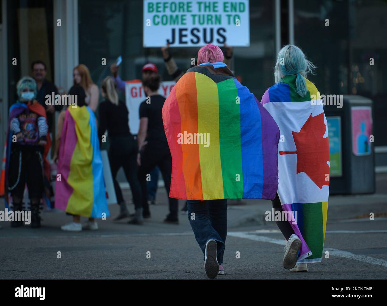 I membri di oltre LGBTQ2S sostenitori locali e alleati si riuniscono al Pride Corner su Whyte Avenue e Gateway Boulevard a Edmonton per contrastare i predicatori di strada protestanti dai Rhema Faith Ministries Edmonton Church Canada. Nel mese di luglio, è stata presentata una petizione speciale che invita la città vecchia di Strathcon e la città di Edmonton a designare permanentemente il sito come 'Pride Corner' per garantire LGBTQ + giovani, in particolare coloro che sperimentano senzatetto, sentirsi al sicuro e Benvenuto. Venerdì 24 settembre 2021, in Ehyte Avenue, Edmonton, Alberta, Canada. (Foto di Artur Widak/NurPhoto) Foto Stock