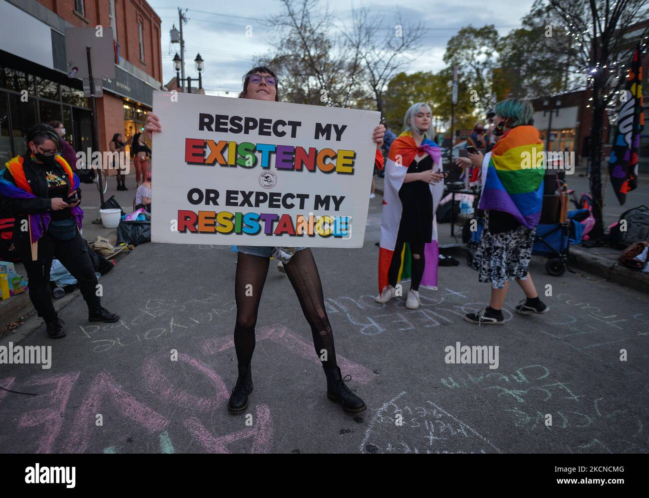 I membri di oltre LGBTQ2S sostenitori locali e alleati si riuniscono al Pride Corner su Whyte Avenue e Gateway Boulevard a Edmonton per contrastare i predicatori di strada protestanti dai Rhema Faith Ministries Edmonton Church Canada. Nel mese di luglio, è stata presentata una petizione speciale che invita la città vecchia di Strathcon e la città di Edmonton a designare permanentemente il sito come 'Pride Corner' per garantire LGBTQ + giovani, in particolare coloro che sperimentano senzatetto, sentirsi al sicuro e Benvenuto. Venerdì 24 settembre 2021, in Ehyte Avenue, Edmonton, Alberta, Canada. (Foto di Artur Widak/NurPhoto) Foto Stock