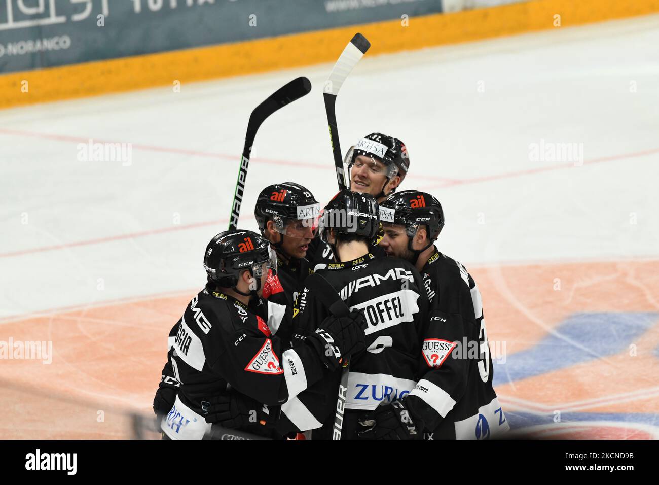 Lugano celebra la vittoria HC Lugano Vs. SC Berna National League stagione 2021/2022 il 25 settembre 2021 a Corner Arena a Lugano, Swizzerland (Foto di Fabio Averna/NurPhoto) Foto Stock