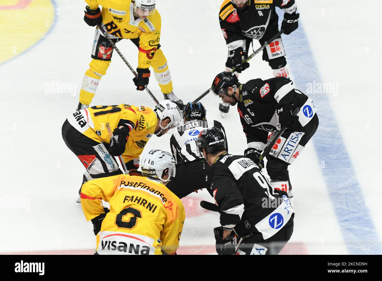 Daugavins Kaspars SC Berna e MARK ARCOBELLO Lugano Hockey HC Lugano Vs. SC Berna National League stagione 2021/2022 il 25 settembre 2021 a Corner Arena a Lugano, Swizzerland (Foto di Fabio Averna/NurPhoto) Foto Stock