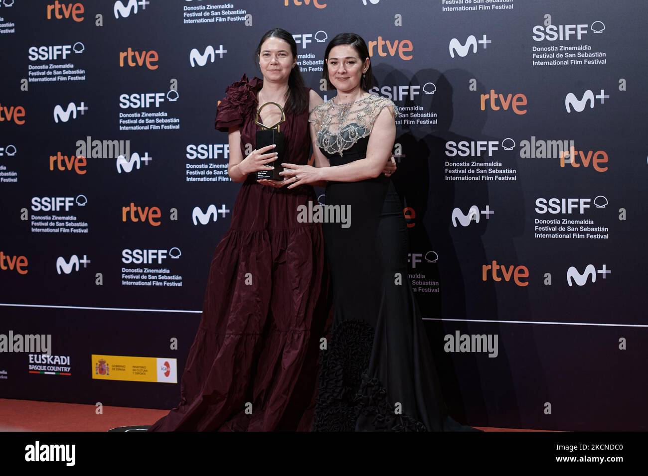 Alina Grigore e il produttore rumeno Gabi Suciu hanno vinto il Golden Shell Awards al San Sebastian Film Festival 69th di San Sebastian, Spagna, il 25 settembre 2021. (Foto di Yurena Paniagua/COOLMedia/NurPhoto) Foto Stock
