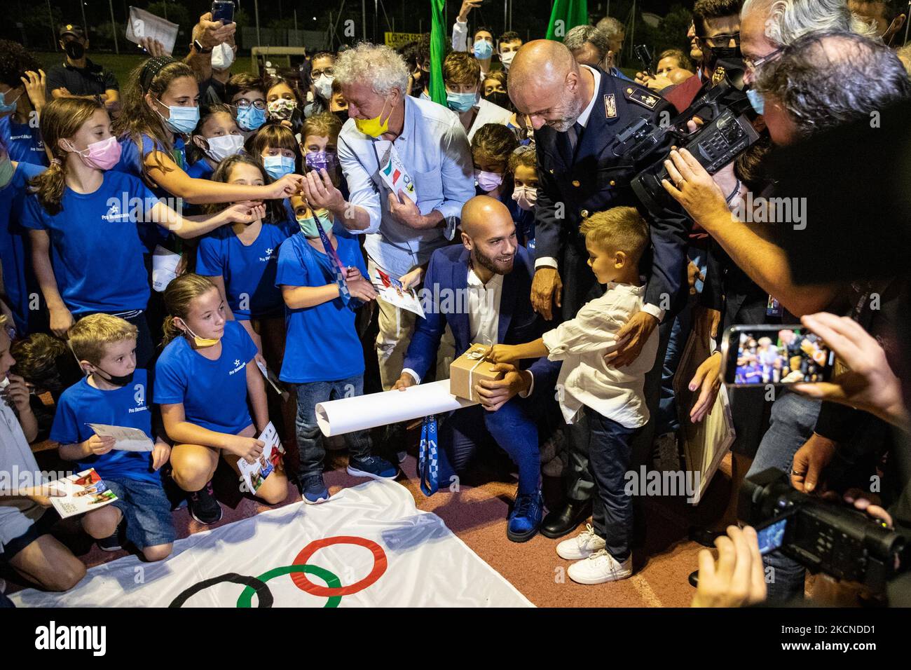 Lamont Marcell Jacobs con i giovani tifosi durante una cerimonia in suo onore nella città natale, Desenzano del Garda, Italia, il 25 settembre 2021. (Foto di Stefano Nicoli/NurPhoto) Foto Stock