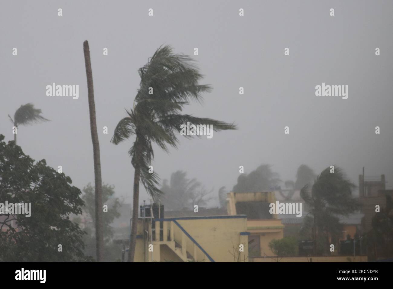 Forte pioggia a Kolkata, India, il 25,2021 settembre. Il Dipartimento Meteorologico Indiano (IMD) il Sabato sera ha detto che il ciclone Gulab si è formato nella baia di Bengala.As per le osservazioni satellite a 5,30 pm il giorno, il ciclone è stato situato sopra la baia nordoccidentale del Bengala ed era 370 km est-sud-est di Gopalpur, Odisha e 440 km a est di Kalingapatnam, Andhra Pradesh. (Foto di Debajyoti Chakraborty/NurPhoto) Foto Stock