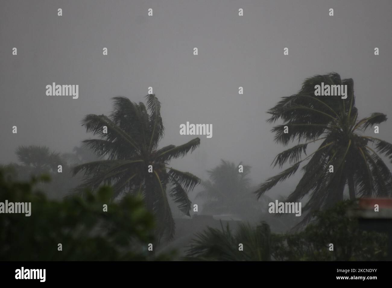 Forte pioggia a Kolkata, India, il 25,2021 settembre. Il Dipartimento Meteorologico Indiano (IMD) il Sabato sera ha detto che il ciclone Gulab si è formato nella baia di Bengala.As per le osservazioni satellite a 5,30 pm il giorno, il ciclone è stato situato sopra la baia nordoccidentale del Bengala ed era 370 km est-sud-est di Gopalpur, Odisha e 440 km a est di Kalingapatnam, Andhra Pradesh. (Foto di Debajyoti Chakraborty/NurPhoto) Foto Stock