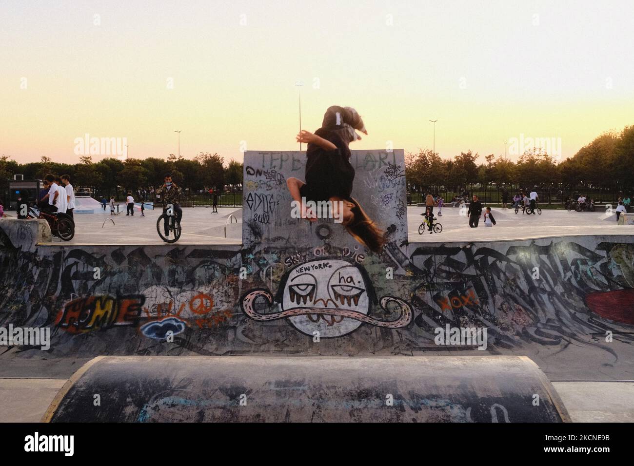 E' la fine della settimana allo skatepark, un'area di intrattenimento alternativa per la vita limitata dei giovani a Istanbul il 25 settembre 2021. (Foto di Umit Turhan Coskun/NurPhoto) Foto Stock