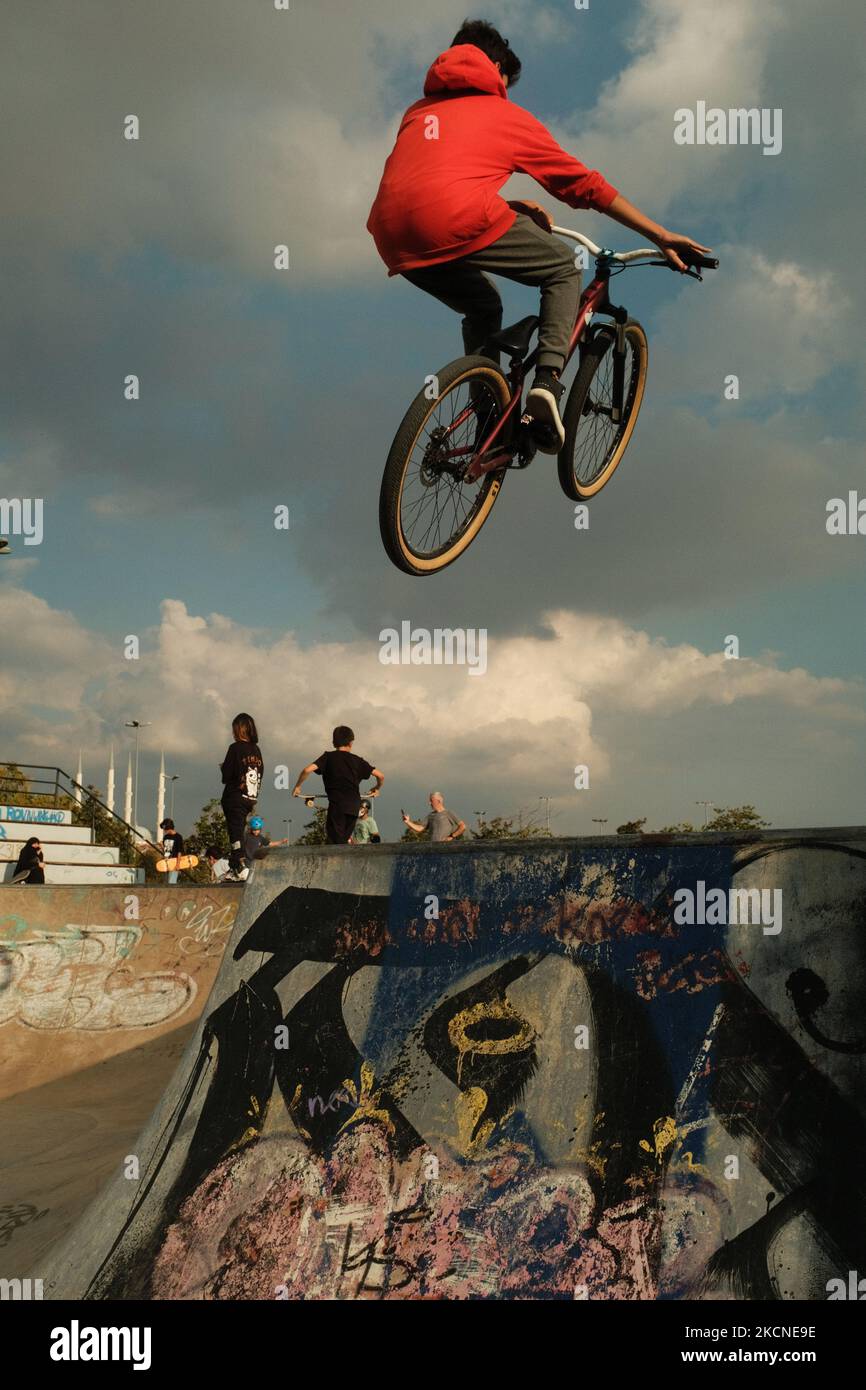 E' la fine della settimana allo skatepark, un'area di intrattenimento alternativa per la vita limitata dei giovani a Istanbul il 25 settembre 2021. (Foto di Umit Turhan Coskun/NurPhoto) Foto Stock