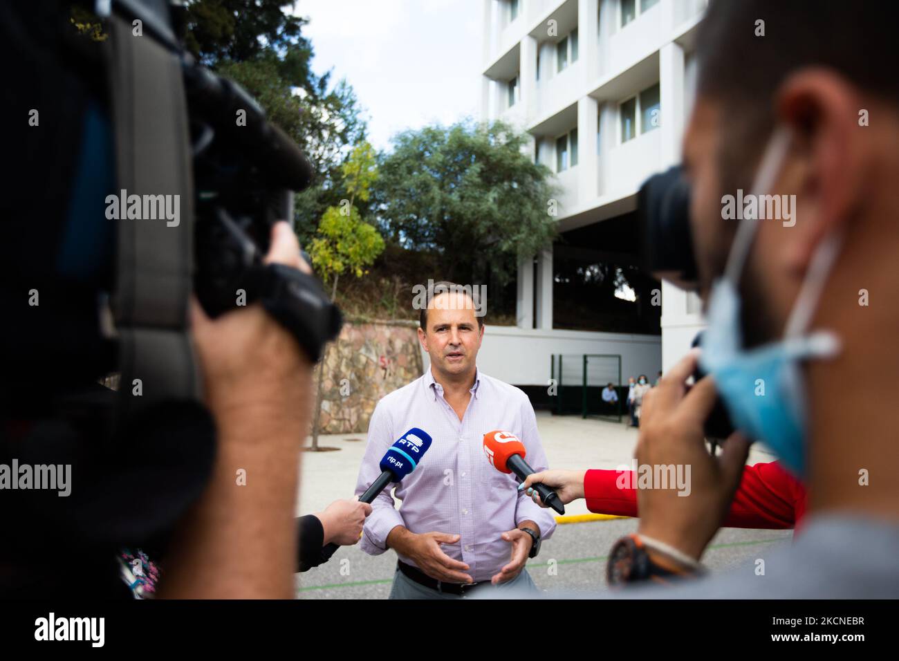 Fernando Medina, candidato al sindaco di Lisbona, è giunto al voto alle elezioni comunali portoghesi, il 26 settembre 2021 alla Scuola Marquesa de Alorna, a Lisbona, Portogallo. Il Portogallo sta attualmente tenendo elezioni locali per le camere e i consigli parrocchiali portoghesi. (Foto di Nuno Cruz/NurPhoto) Foto Stock