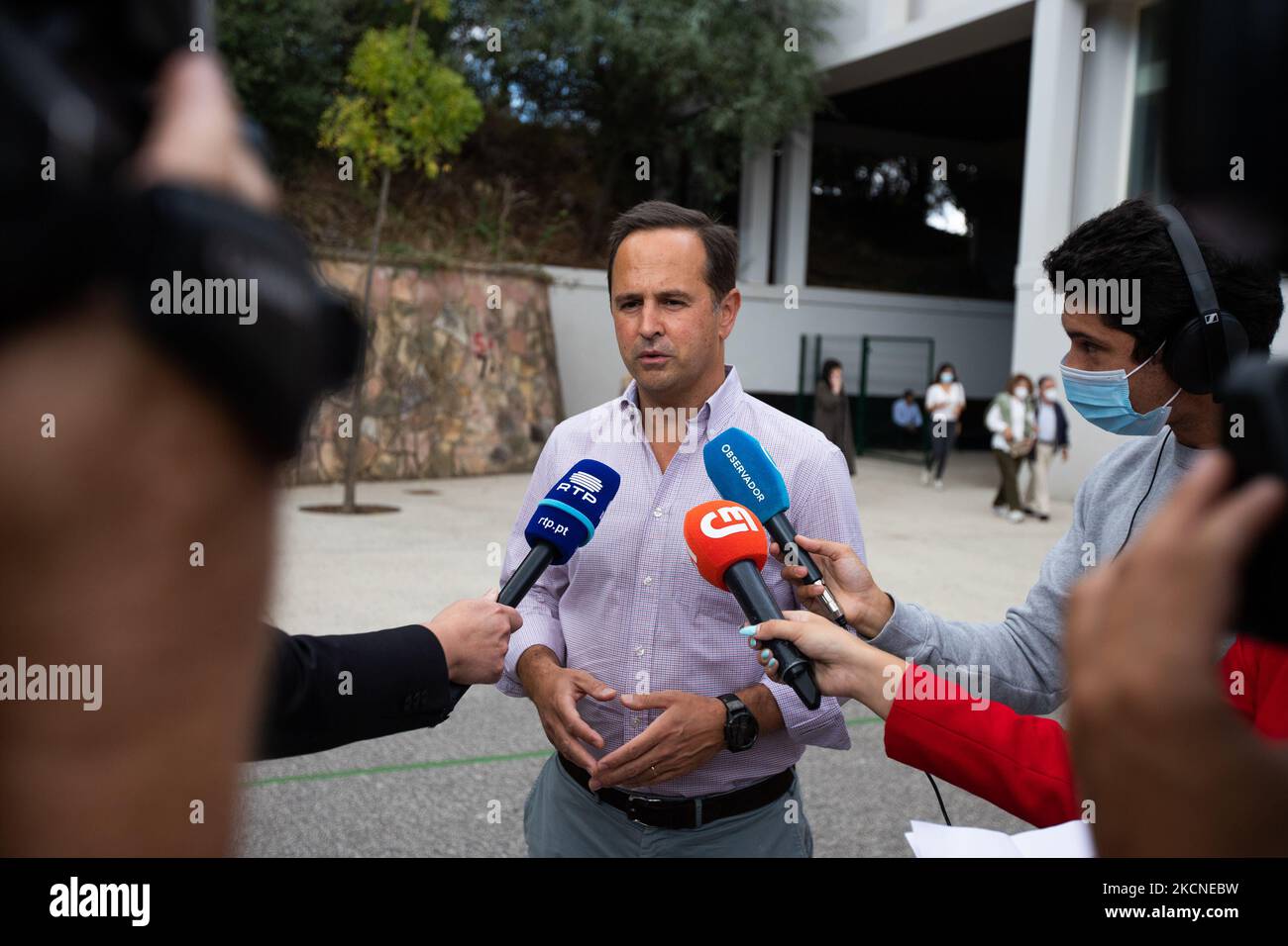 Fernando Medina, candidato al sindaco di Lisbona, è giunto al voto alle elezioni comunali portoghesi, il 26 settembre 2021 alla Scuola Marquesa de Alorna, a Lisbona, Portogallo. Il Portogallo sta attualmente tenendo elezioni locali per le camere e i consigli parrocchiali portoghesi. (Foto di Nuno Cruz/NurPhoto) Foto Stock