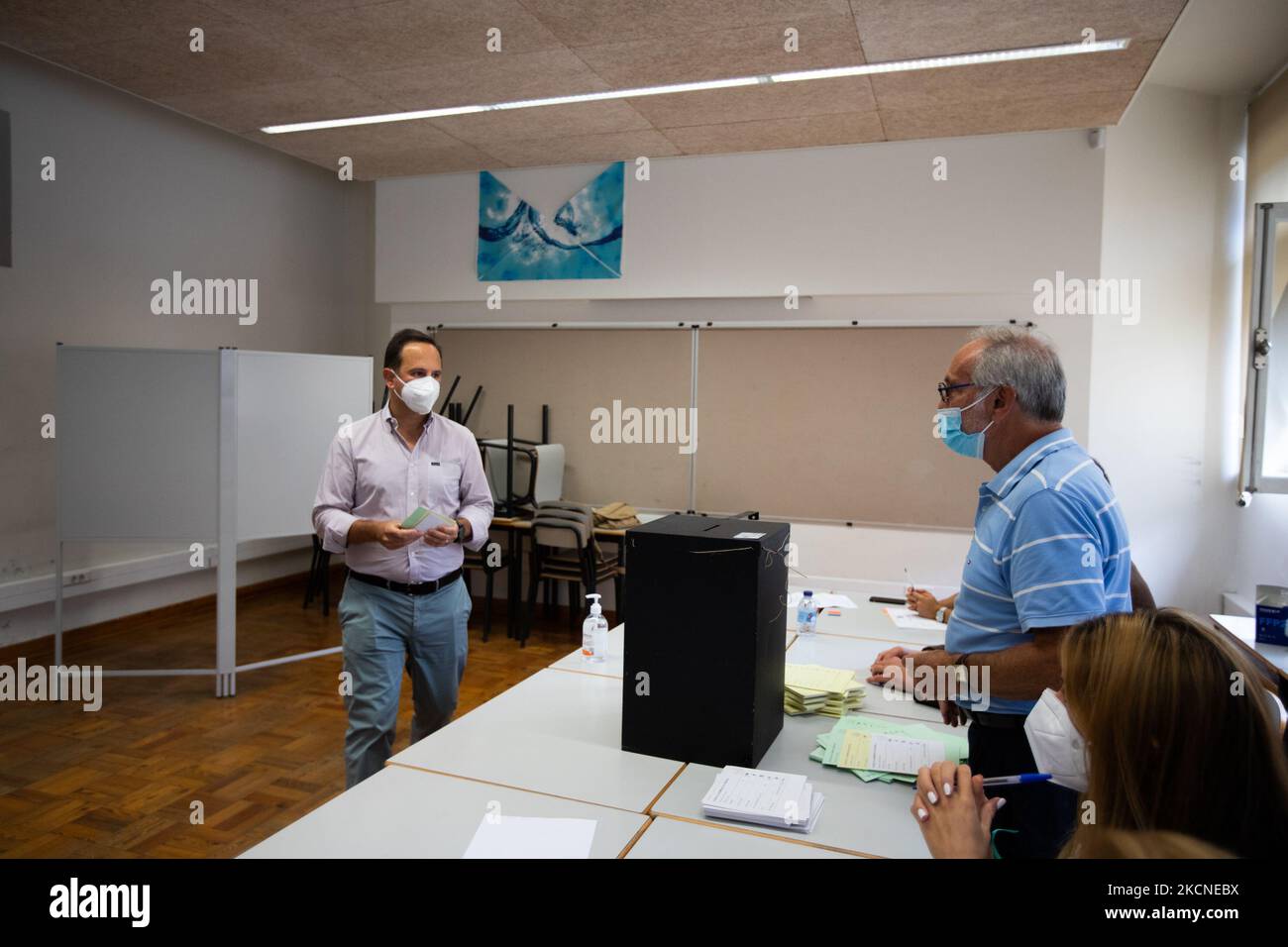 Fernando Medina, candidato al sindaco di Lisbona, è giunto al voto alle elezioni comunali portoghesi, il 26 settembre 2021 alla Scuola Marquesa de Alorna, a Lisbona, Portogallo. Il Portogallo sta attualmente tenendo elezioni locali per le camere e i consigli parrocchiali portoghesi. (Foto di Nuno Cruz/NurPhoto) Foto Stock