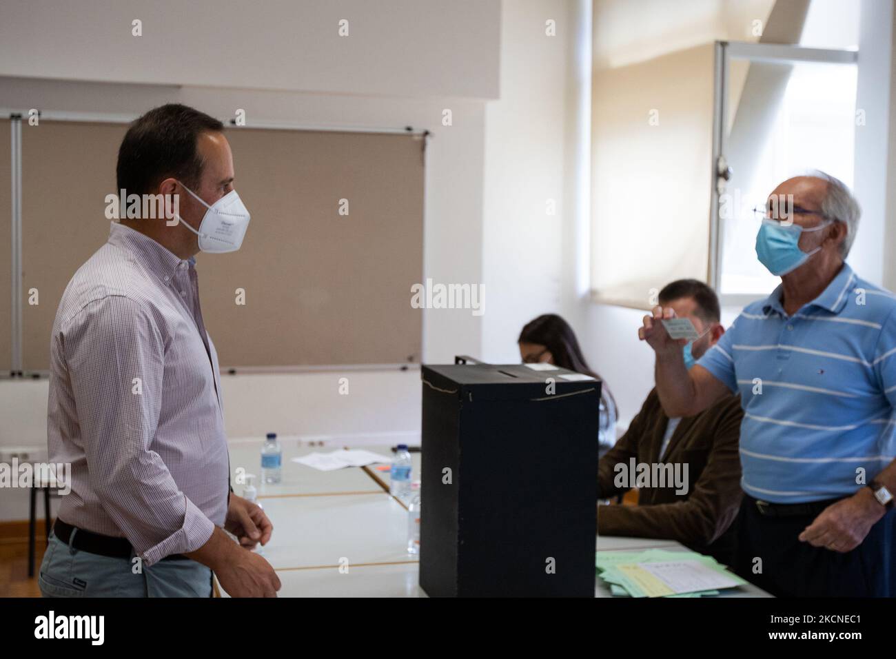 Fernando Medina, candidato al sindaco di Lisbona, è giunto al voto alle elezioni comunali portoghesi, il 26 settembre 2021 alla Scuola Marquesa de Alorna, a Lisbona, Portogallo. Il Portogallo sta attualmente tenendo elezioni locali per le camere e i consigli parrocchiali portoghesi. (Foto di Nuno Cruz/NurPhoto) Foto Stock