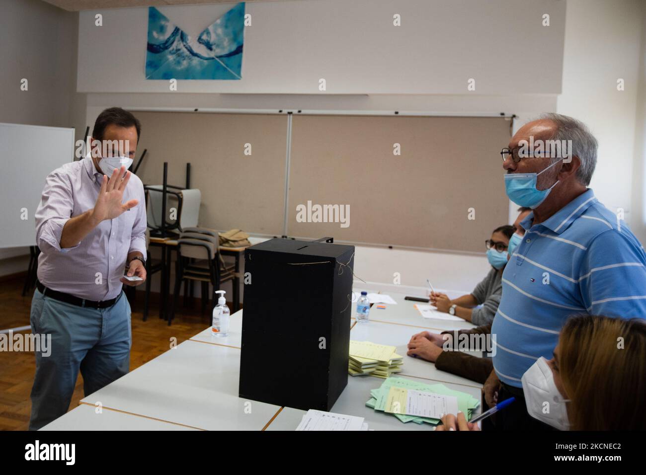 Fernando Medina, candidato al sindaco di Lisbona, è giunto al voto alle elezioni comunali portoghesi, il 26 settembre 2021 alla Scuola Marquesa de Alorna, a Lisbona, Portogallo. Il Portogallo sta attualmente tenendo elezioni locali per le camere e i consigli parrocchiali portoghesi. (Foto di Nuno Cruz/NurPhoto) Foto Stock