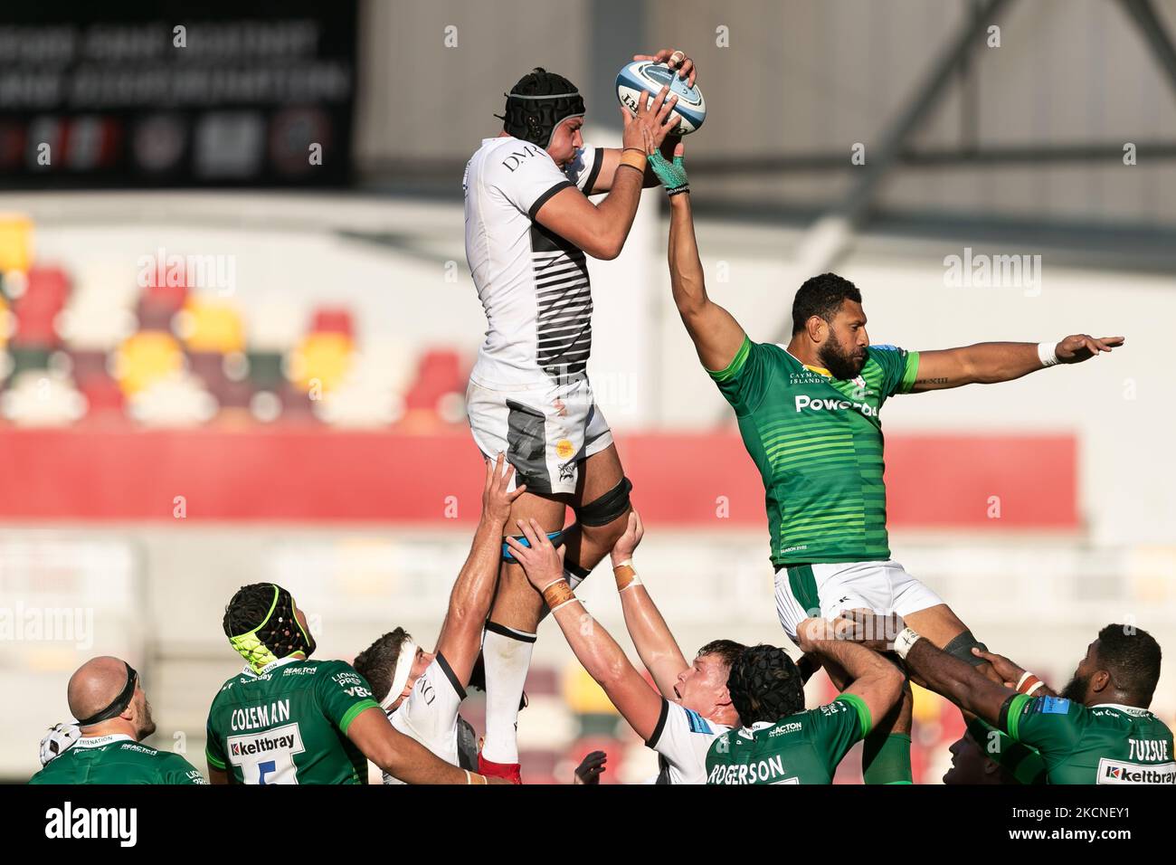 JP Du Preez of sale Sharks vince la palla in fila durante la partita Gallagher Premiership tra London Irish e sale Sharks al Brentford Community Stadium di Brentford domenica 26th settembre 2021. (Foto di Juan Gasperini/MI News/NurPhoto) Foto Stock