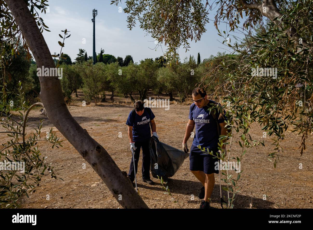 Volontari dell'Associazione Terrae ripuliscono il polmone verde della città lama Martina durante la Giornata Nazionale plastica libera a Molfetta il 26 settembre 2021. Ogni anno, 12 milioni di tonnellate di plastica raggiungono i mari di tutto il mondo, l'equivalente di un camion di rifiuti ogni minuto, e 1,5 milioni di animali, per lo più marini, muoiono di plastica. L'inquinamento della plastica è un problema che non possiamo più ignorare. Da oltre 2 anni l'Associazione Plastic Free è impegnata in questo tema e, grazie alla sua rete di contatti e canali sociali, organizza ogni anno 2 eventi nazionali, dove in ogni Regi Foto Stock