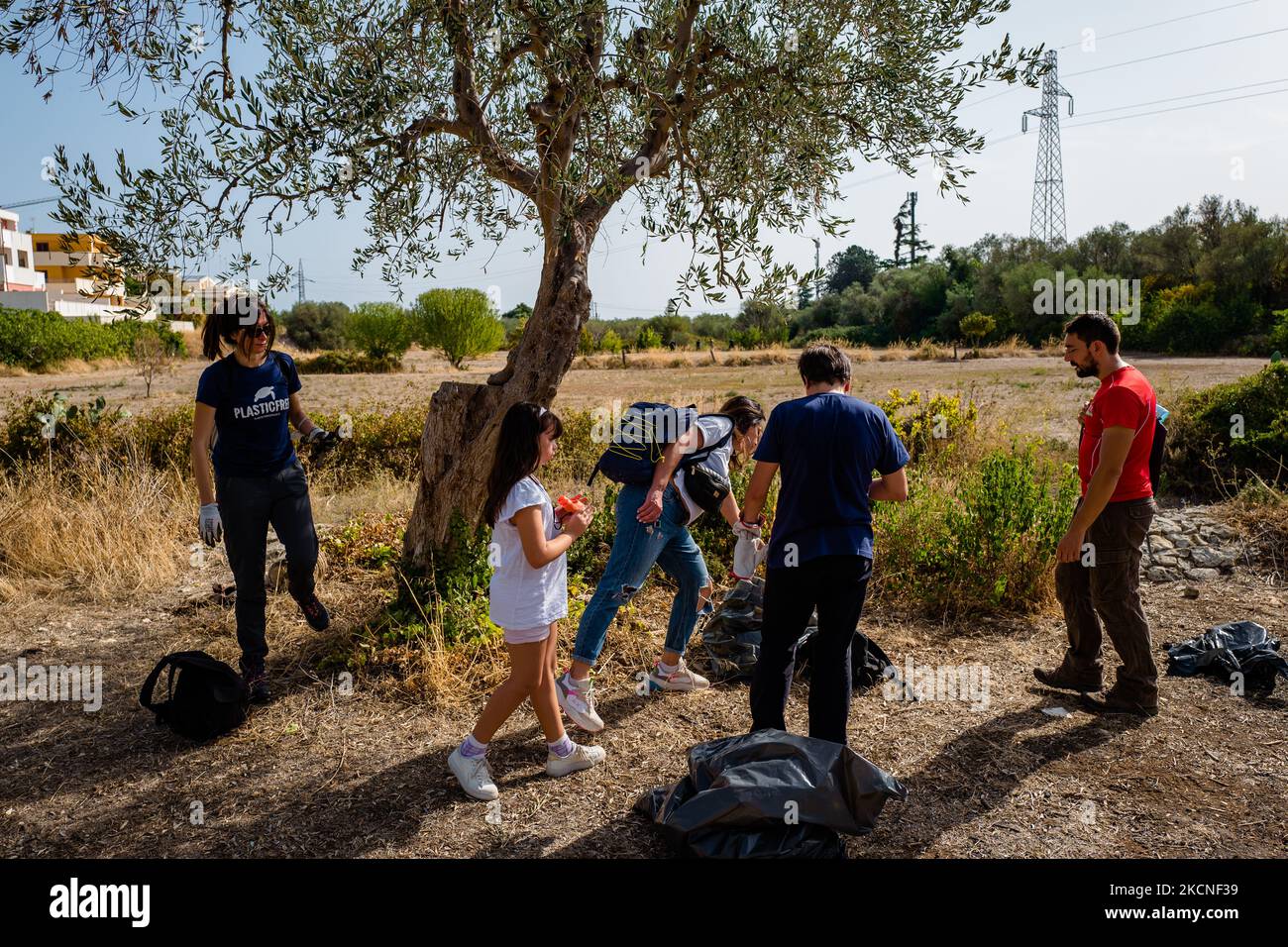 Volontari dell'Associazione Terrae ripuliscono il polmone verde della città lama Martina durante la Giornata Nazionale plastica libera a Molfetta il 26 settembre 2021. Ogni anno, 12 milioni di tonnellate di plastica raggiungono i mari di tutto il mondo, l'equivalente di un camion di rifiuti ogni minuto, e 1,5 milioni di animali, per lo più marini, muoiono di plastica. L'inquinamento della plastica è un problema che non possiamo più ignorare. Da oltre 2 anni l'Associazione Plastic Free è impegnata in questo tema e, grazie alla sua rete di contatti e canali sociali, organizza ogni anno 2 eventi nazionali, dove in ogni Regi Foto Stock