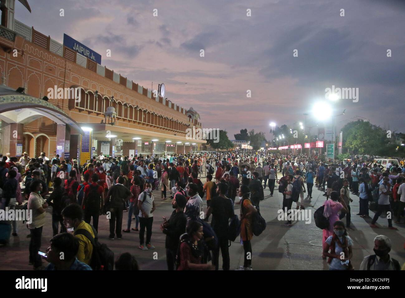 I candidati si affollano alla stazione ferroviaria dopo il loro esame di idoneità del Rajasthan per gli insegnanti (REET), a Jaipur, Rajasthan, India, il 26 settembre, 2021. (Foto di Vishal Bhatnagar/NurPhoto) Foto Stock