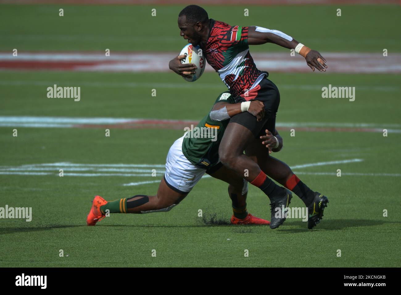 Herman Humwa del Kenya affrontata da Siviwe Soyizwapi del Sud Africa durante il Kenya 7S vs Sud Africa 7S, HSBC World Rugby Seven Series Semifinale al Commonwealth Stadium di Edmonton. Domenica 26 settembre 2021, a Edmonton, Alberta, Canada. (Foto di Artur Widak/NurPhoto) Foto Stock