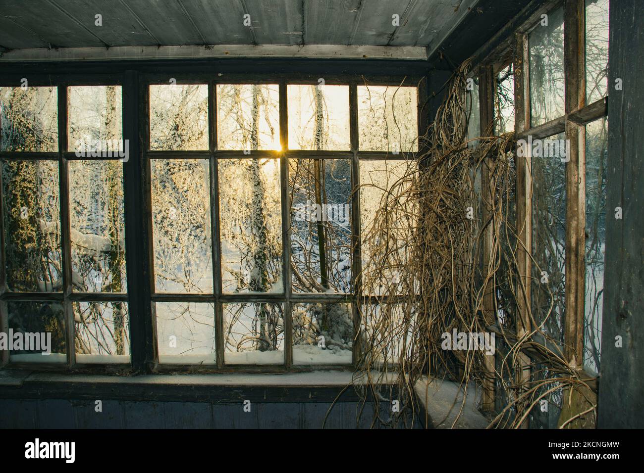 Portico di una vecchia casa abbandonata in inverno con finestre smerigliate Foto Stock