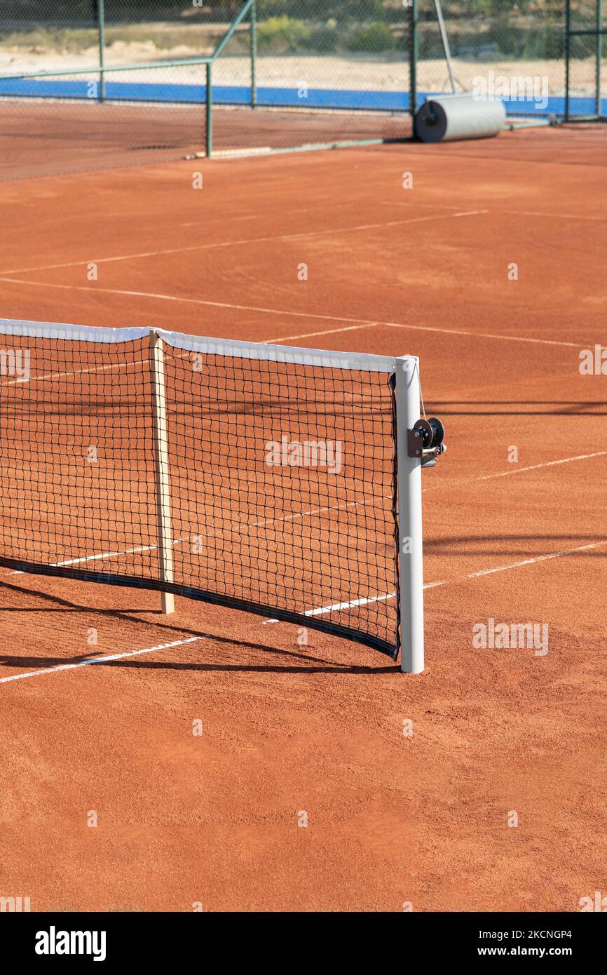 Baseline e al netto di un campo da tennis in terra battuta in una giornata  di sole Foto stock - Alamy