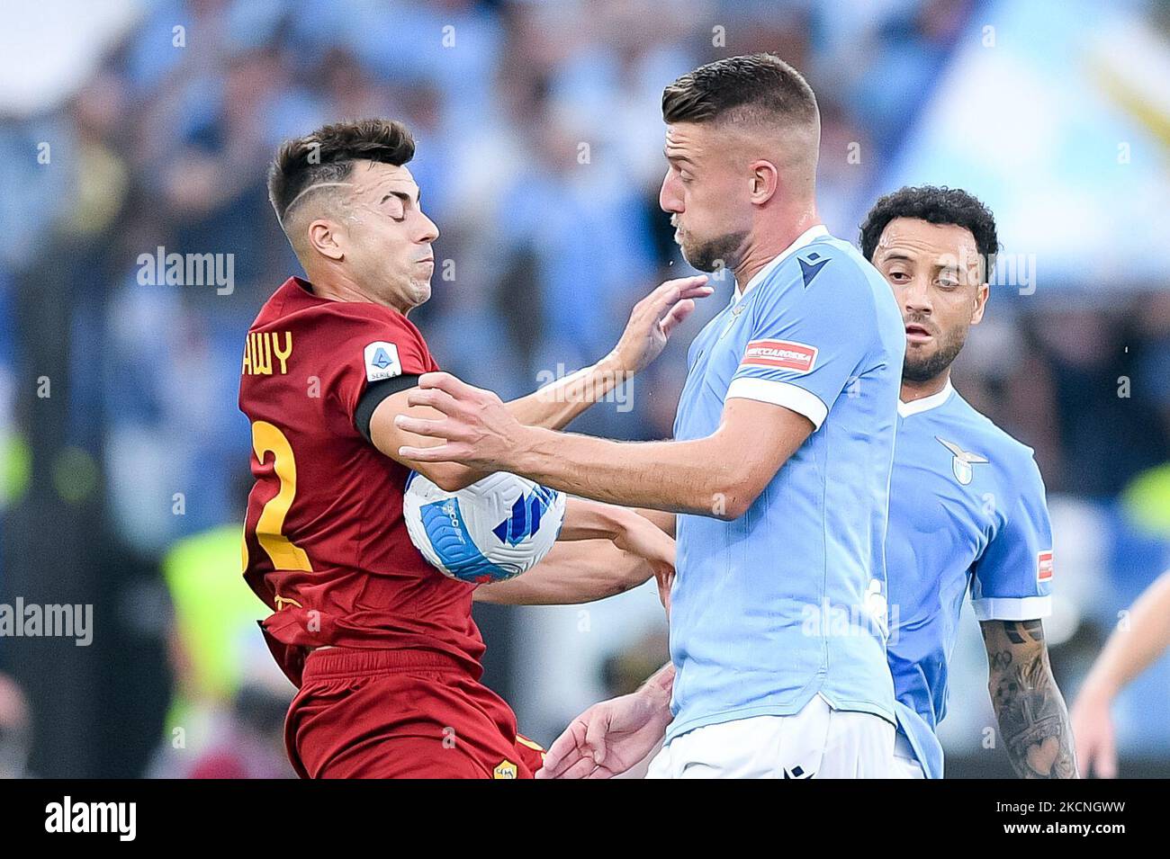 Il Sergej Milinkovic-Savic della SS Lazio e Stephan El Shaarawy della AS Roma si sfidano per la palla durante la Serie A partita tra SS Lazio e AS Roma allo Stadio Olimpico di Roma il 26 settembre 2021. (Foto di Giuseppe Maffia/NurPhoto) Foto Stock