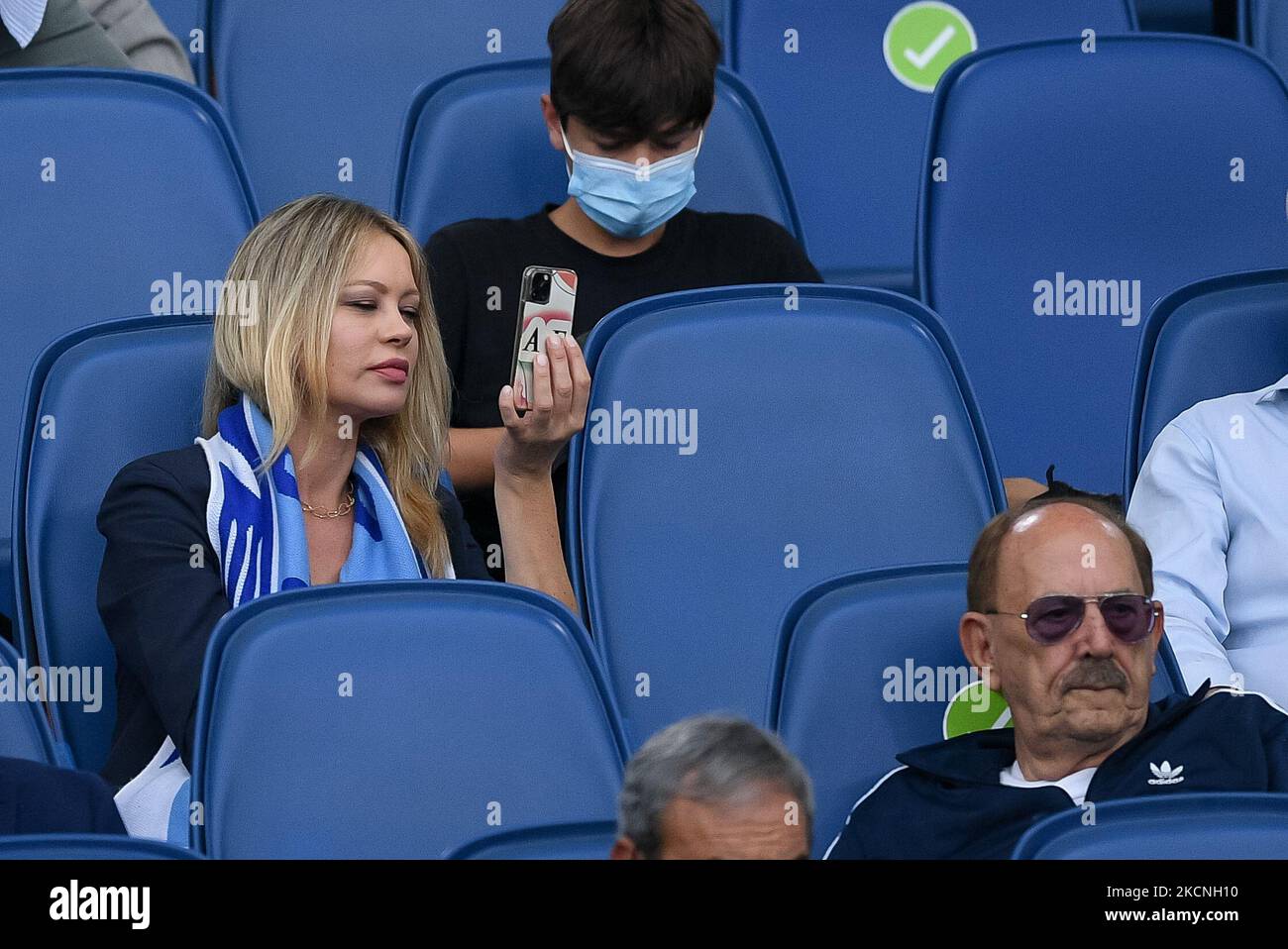 L'attrice e la showgirl italiana Anna Falchi sugli stand durante la Serie A match tra SS Lazio e AS Roma allo Stadio Olimpico di Roma il 26 settembre 2021. (Foto di Giuseppe Maffia/NurPhoto) Foto Stock