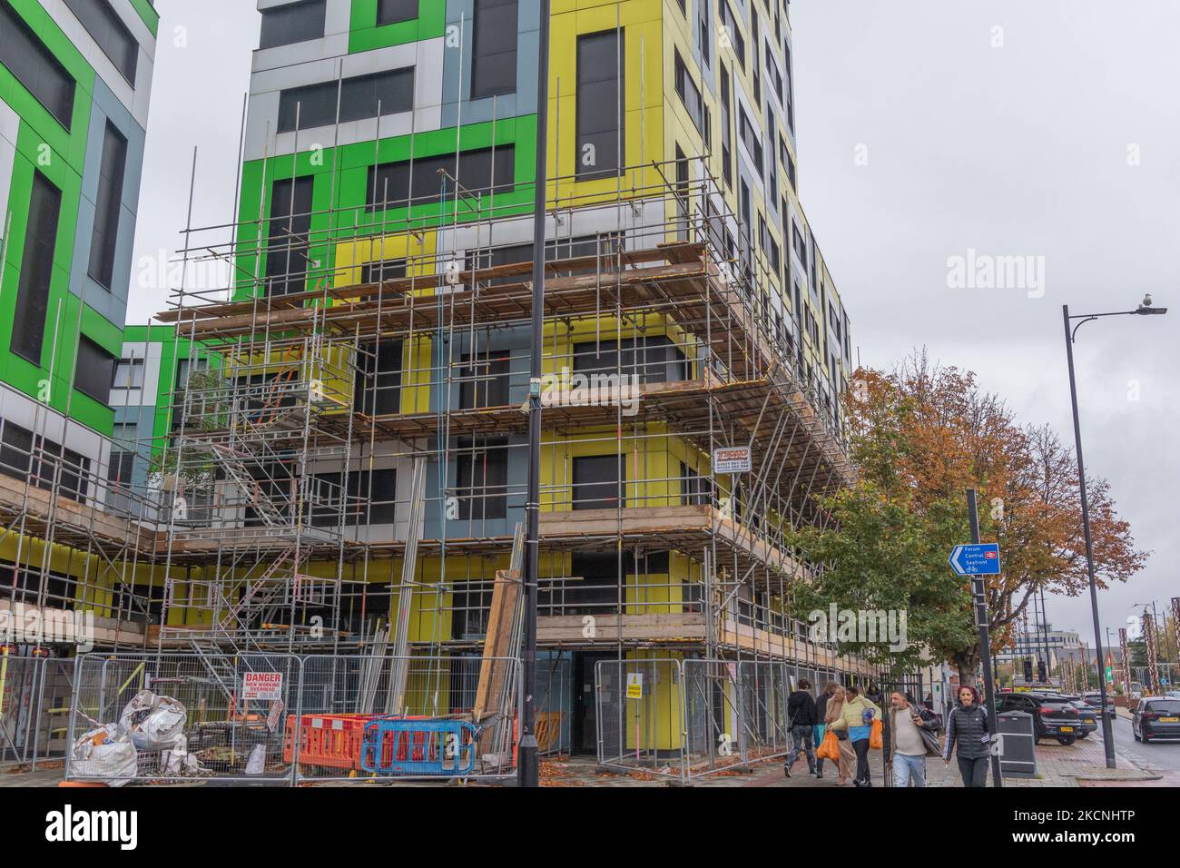 Lavori preparatori per rimuovere rivestimenti potenzialmente infiammabili dall'edificio del campus della Southend University. Southend on Sea, Regno Unito. 2022 ottobre. Foto Stock