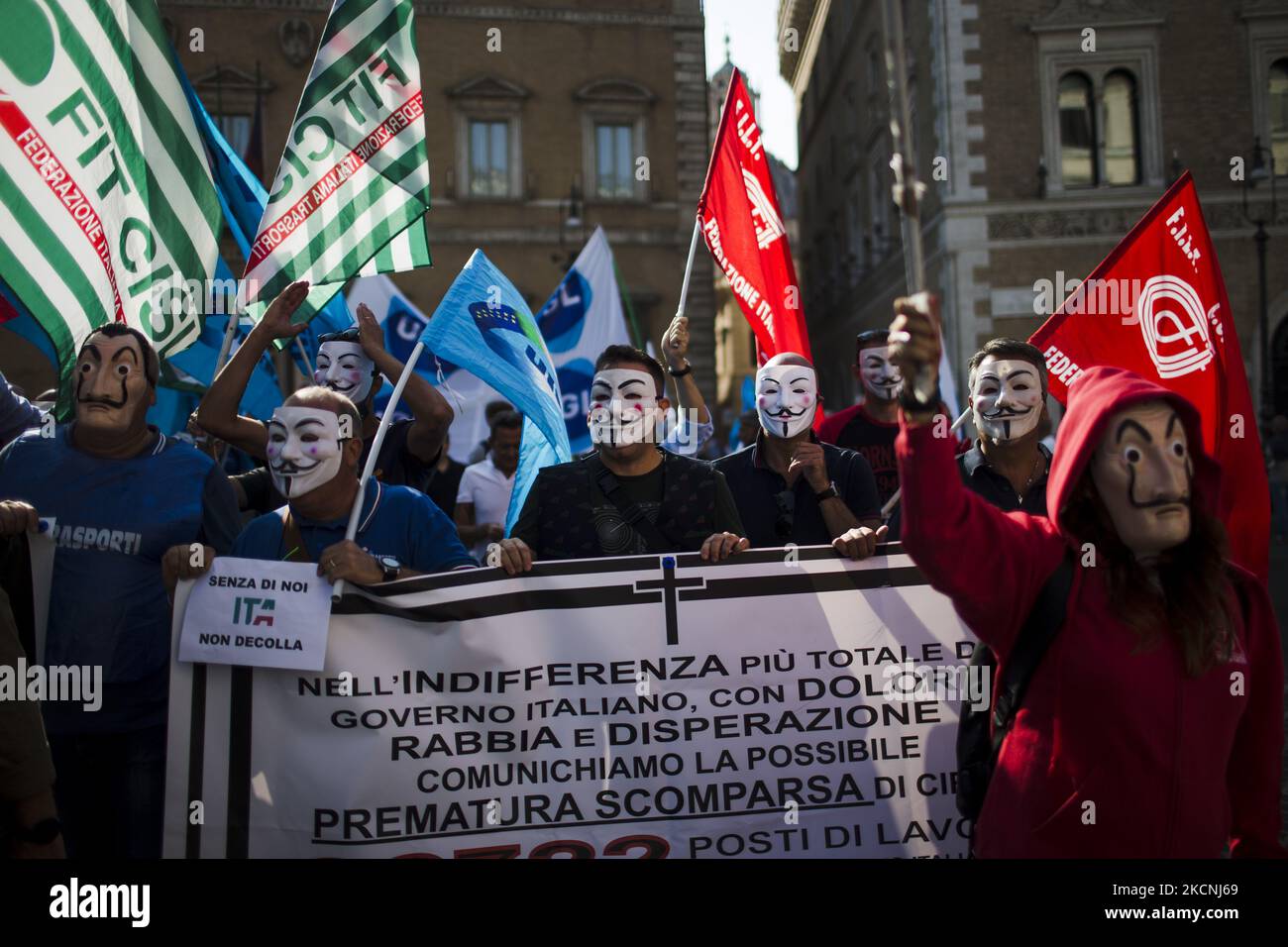 Lavoratori e leader sindacali della compagnia aerea nazionale assediata Alitalia si riuniscono per una protesta nel centro di Roma a seguito di un fallimento negli ultimi giorni dei negoziati con Italia trasporto Aereo (ITA), la nuova compagnia di bandiera italiana, che sarà pienamente operativa a partire dal 15 ottobre, Roma, Italia, 28 settembre 2021. (Foto di Christian Minelli/NurPhoto) Foto Stock