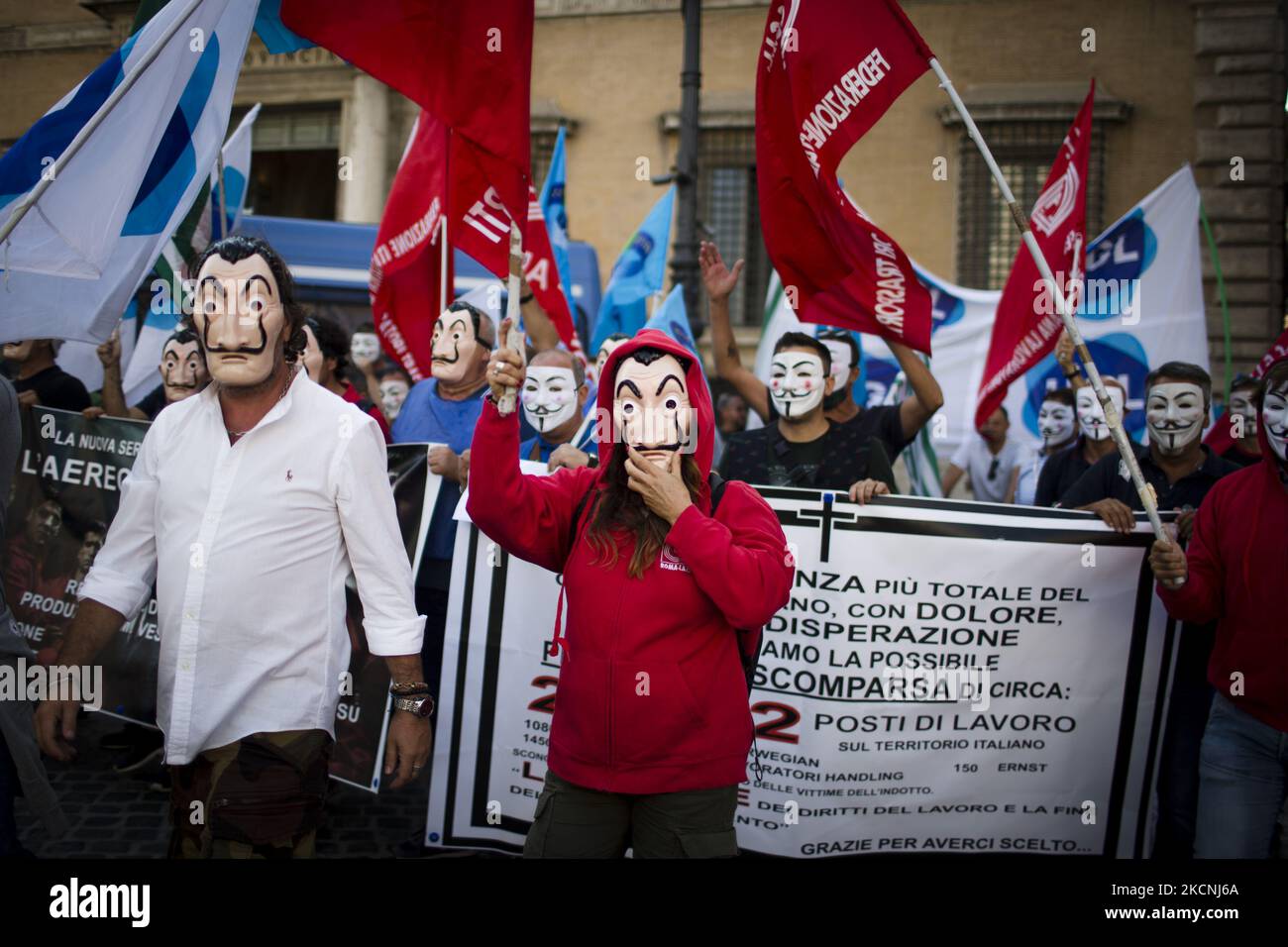 I lavoratori e i leader sindacali della compagnia aerea nazionale assediata Alitalia si riuniscono per protestare a seguito di un fallimento negli ultimi giorni dei negoziati con Italia trasporto aereo (ITA), la nuova compagnia di bandiera italiana, che sarà pienamente operativa dal 15 ottobre, Roma, Italia, 28 settembre 2021. (Foto di Christian Minelli/NurPhoto) Foto Stock