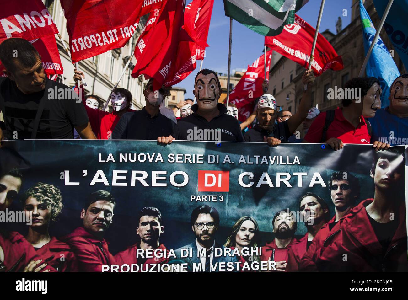 I lavoratori della compagnia aerea nazionale in ritardo Alitalia hanno un banner con la scritta "Paper Plane", giocando con il titolo originale della serie Netflix "la Casa de Papel" (Paper House), in quanto partecipano ad una protesta nel centro di Roma a seguito di un fallimento negli ultimi giorni dei negoziati con Italia trasporto Aereo (ITA), Il nuovo vettore di bandiera italiano, che sarà pienamente operativo a partire dal 15 ottobre, Roma, Italia, 28 settembre 2021. (Foto di Christian Minelli/NurPhoto) Foto Stock