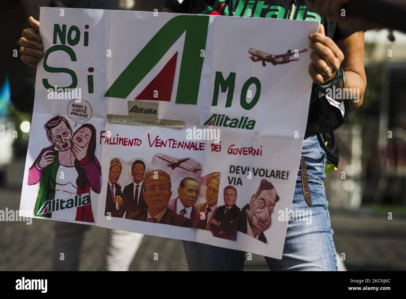 Un operaio della compagnia aerea nazionale Alitalia inda un banner durante la protesta nel centro di Roma a seguito di un fallimento negli ultimi giorni delle trattative con Italia trasporto aereo (ITA), la nuova compagnia aerea italiana, che sarà pienamente operativa dal 15 ottobre, Roma, Italia, 28 settembre 2021. (Foto di Christian Minelli/NurPhoto) Foto Stock