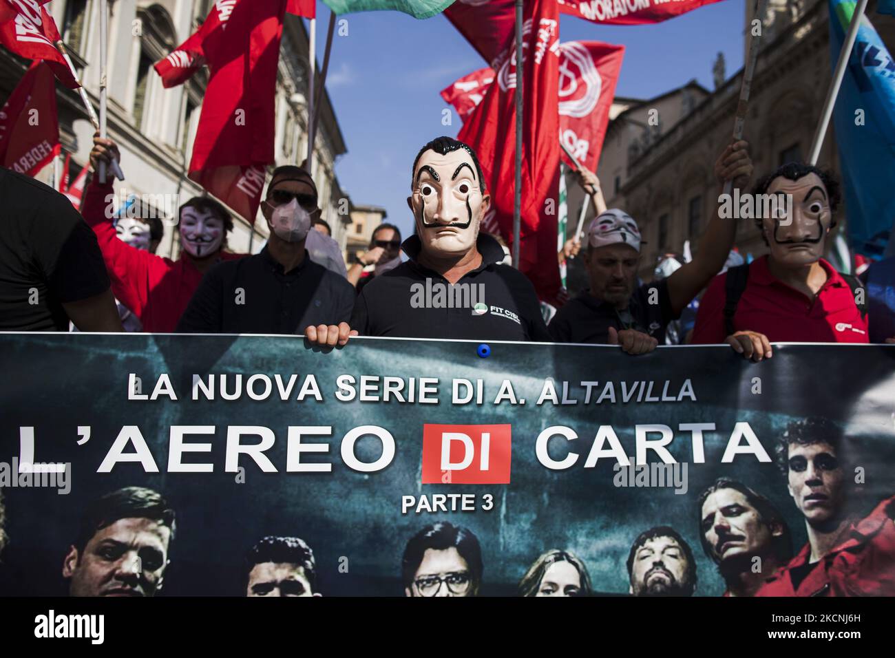 I lavoratori della compagnia aerea nazionale in ritardo Alitalia hanno un banner con la scritta "Paper Plane", giocando con il titolo originale della serie Netflix "la Casa de Papel" (Paper House), in quanto partecipano ad una protesta nel centro di Roma a seguito di un fallimento negli ultimi giorni dei negoziati con Italia trasporto Aereo (ITA), Il nuovo vettore di bandiera italiano, che sarà pienamente operativo a partire dal 15 ottobre, Roma, Italia, 28 settembre 2021. (Foto di Christian Minelli/NurPhoto) Foto Stock