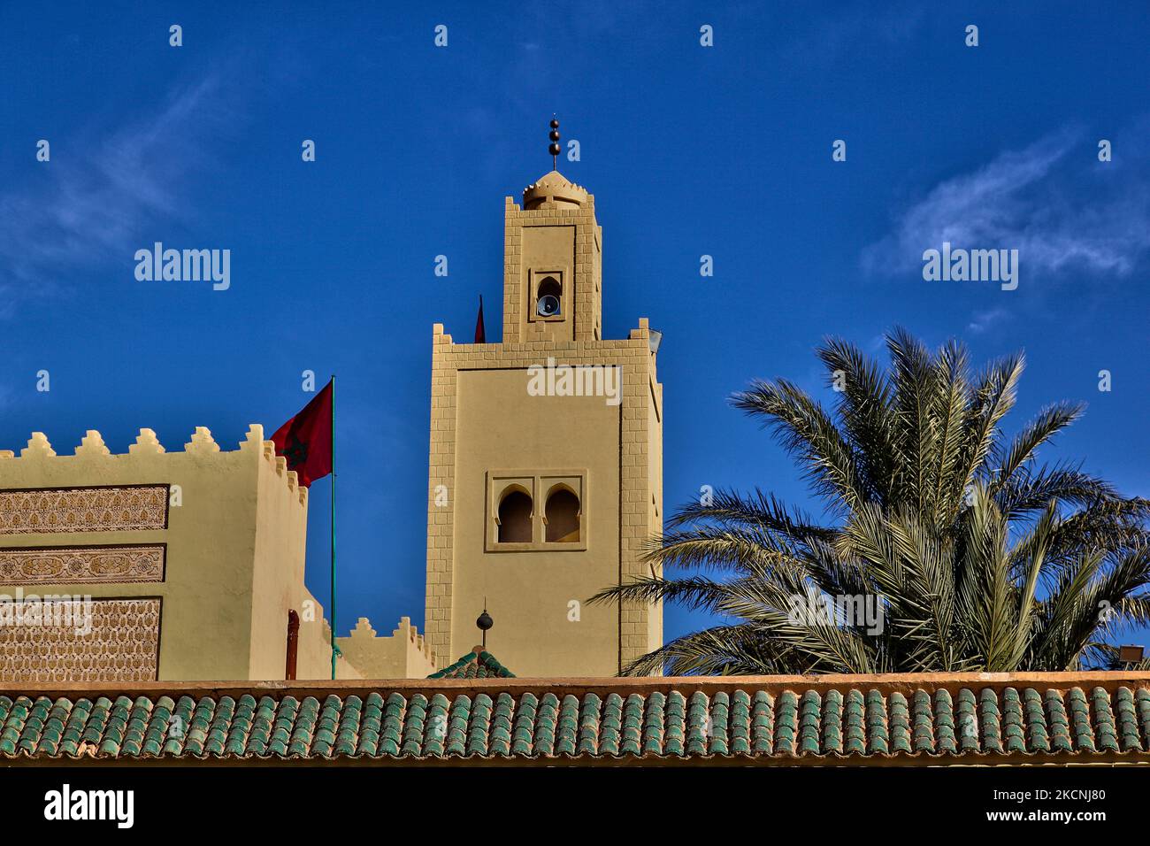 Mausoleo di Moulay Ali Cherif a Rissani, Marocco, Africa. Questo è l'ultimo luogo di riposo del fondatore della (attuale) Dinastia Alaouita Marocchina e di molti dei suoi figli. Mentre l'elaborato cancello e cortile è aperto a tutti, il mausoleo stesso e la moschea allegata sono fuori limite per i non-musulmani. (Foto di Creative Touch Imaging Ltd./NurPhoto) Foto Stock