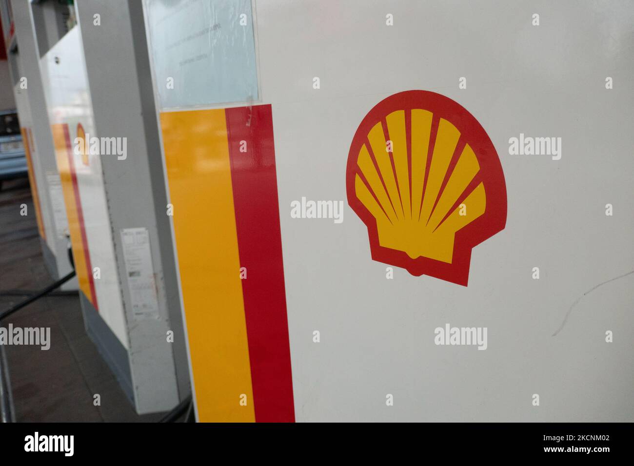 Rifornimento di ugelli e pompe presso una stazione di servizio Shell a Evosmos Thessaloniki in Grecia. Shell è una multinazionale anglo-olandese del petrolio e del gas. La stazione di servizio offre benzina, benzina, v-power, E10 senza piombo e altri prodotti. Il Regno Unito sta affrontando un problema di carenza di benzina e una crisi del carburante. Salonicco, Grecia il 29 settembre 2021 (Foto di Nicolas Economou/NurPhoto) Foto Stock