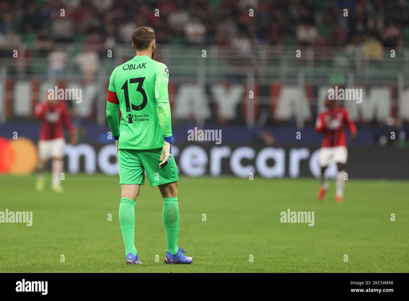 Jan Oblak del Club Atletico de Madrid in azione durante la fase di Gruppo UEFA Champions League 2021/22 - incontro di calcio di Gruppo B tra AC Milan e Club Atletico de Madrid allo Stadio Giuseppe Meazza, Milano, Italia il 28 settembre 2021 (Foto di Fabrizio Carabelli/LiveMedia/NurPhoto) Foto Stock