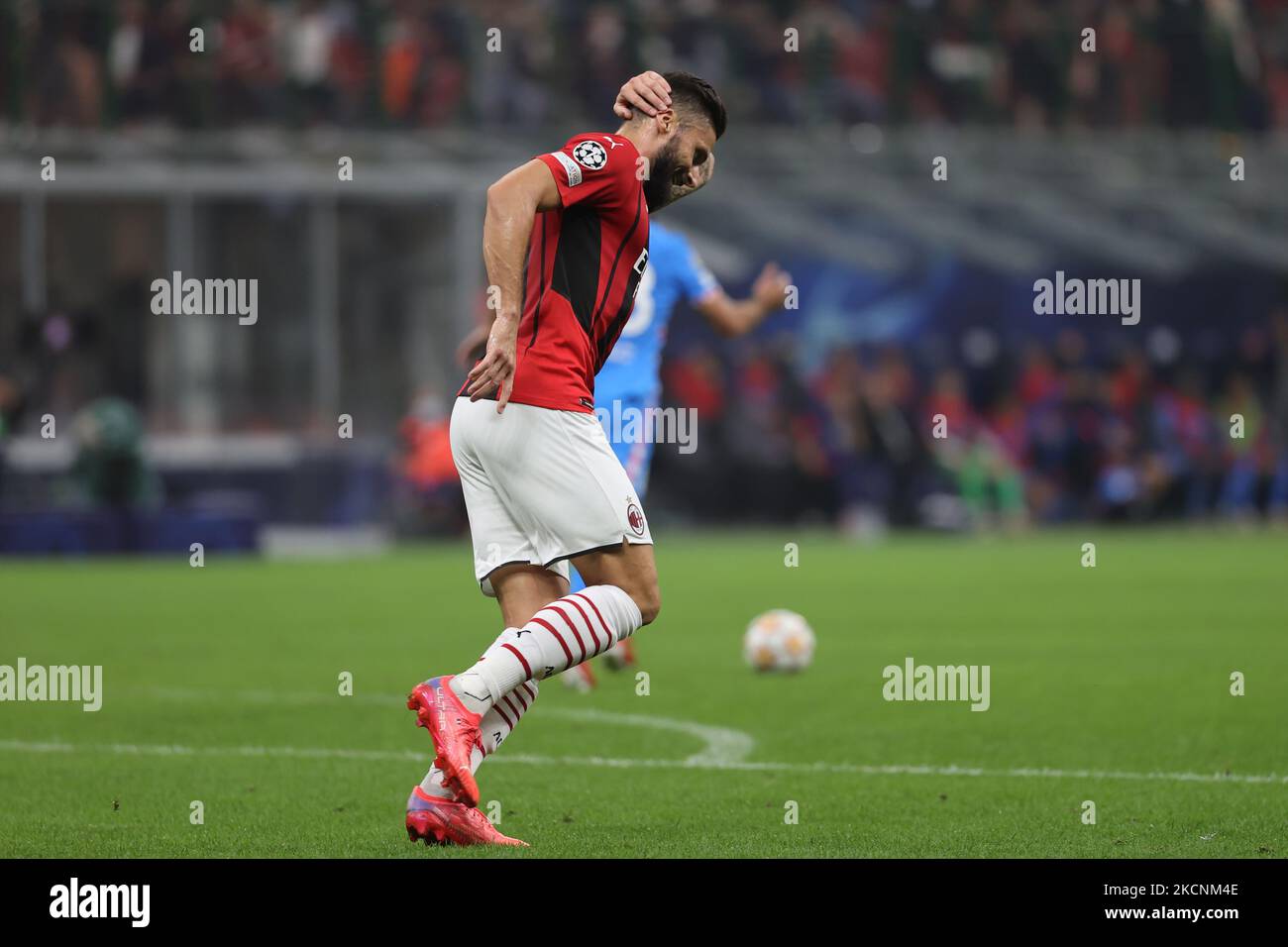 Olivier Giroud dell'AC Milan reagisce durante la fase di Gruppo della UEFA Champions League 2021/22 - incontro di calcio del Gruppo B tra l'AC Milan e il Club Atletico de Madrid allo Stadio Giuseppe Meazza di Milano il 28 settembre 2021 (Foto di Fabrizio Carabelli/LiveMedia/NurPhoto) Foto Stock