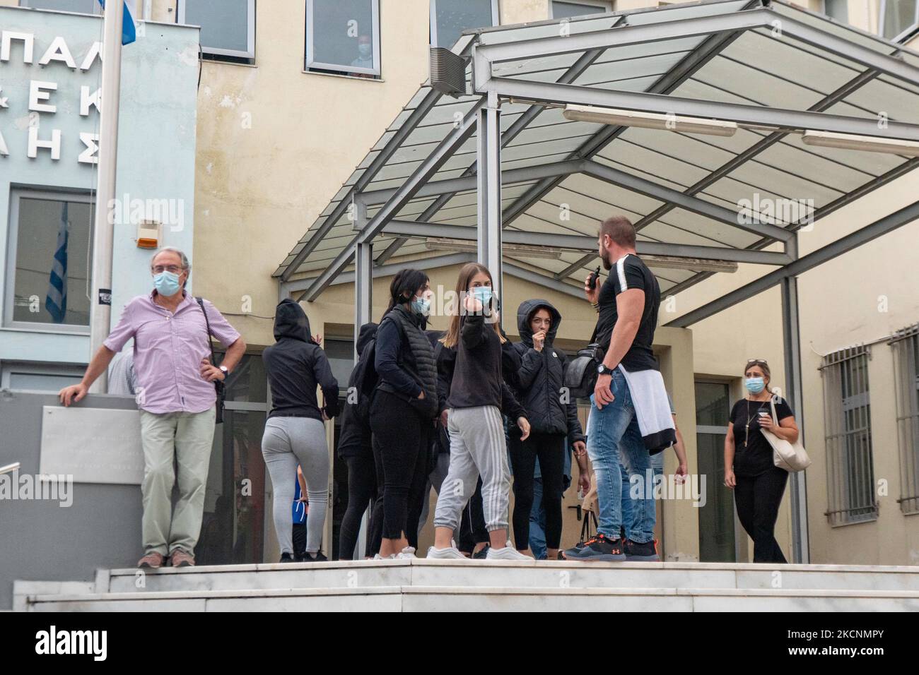 Incidente con le lotte tra nazionalisti in una scuola superiore nella zona di Stavroupoli, nella città greca di Salonicco, contro gli studenti universitari che hanno dimostrato al di fuori della scuola per le nuove riforme del governo. Il gruppo politico sostenuto dall'estrema destra, sostenuto dall'Alba dorata, attaccò gli studenti con bombe a benzina da cocktail Molotov, cracker, razzi, pietre e bastoni. La polizia ha usato gas lacrimogeni e granate per prevenire l'attacco. 2 studenti sono stati feriti, molti in shock, mentre la polizia ha fatto 6 arresti e 39 detenzioni. Gli scuffle si svolsero mentre gli studenti delle scuole superiori avevano lezioni in Th Foto Stock