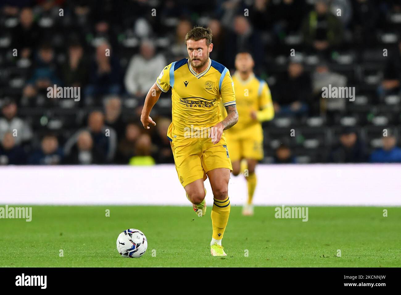 John Swift of Reading corre con la palla durante la partita del campionato Sky Bet tra Derby County e Reading al Pride Park, Derby, mercoledì 29th settembre 2021. (Foto di Jon Hobley/MI News/NurPhoto) Foto Stock