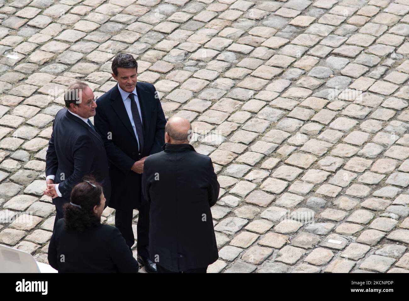 L'ex presidente della Repubblica francese Francis Hollande con l'ex primo ministro Manuel Valls e il ministro degli Esteri Jean-Yves le Drian durante il tributo nazionale a Maxime Blasco, un soldato ucciso in Mali il 24 settembre, presso l'Hotel des Invalides di Parigi, il 29 settembre 2021. (Foto di Andrea Savorani Neri/NurPhoto) Foto Stock