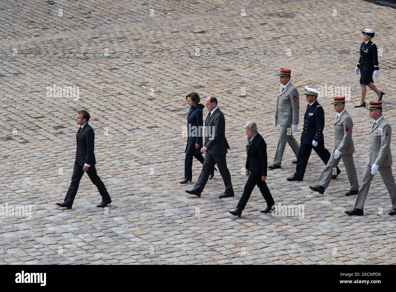 Il Presidente francese Emmanuel Macron e il primo Ministro Jean Castex, il Ministro della Difesa Florance Parly e gli alti membri della gerarchia militare durante il tributo nazionale a Maxime Blasco, un soldato ucciso in Mali il 24 settembre, presso l'Hotel des Invalides di Parigi, il 29 settembre 2021. (Foto di Andrea Savorani Neri/NurPhoto) Foto Stock