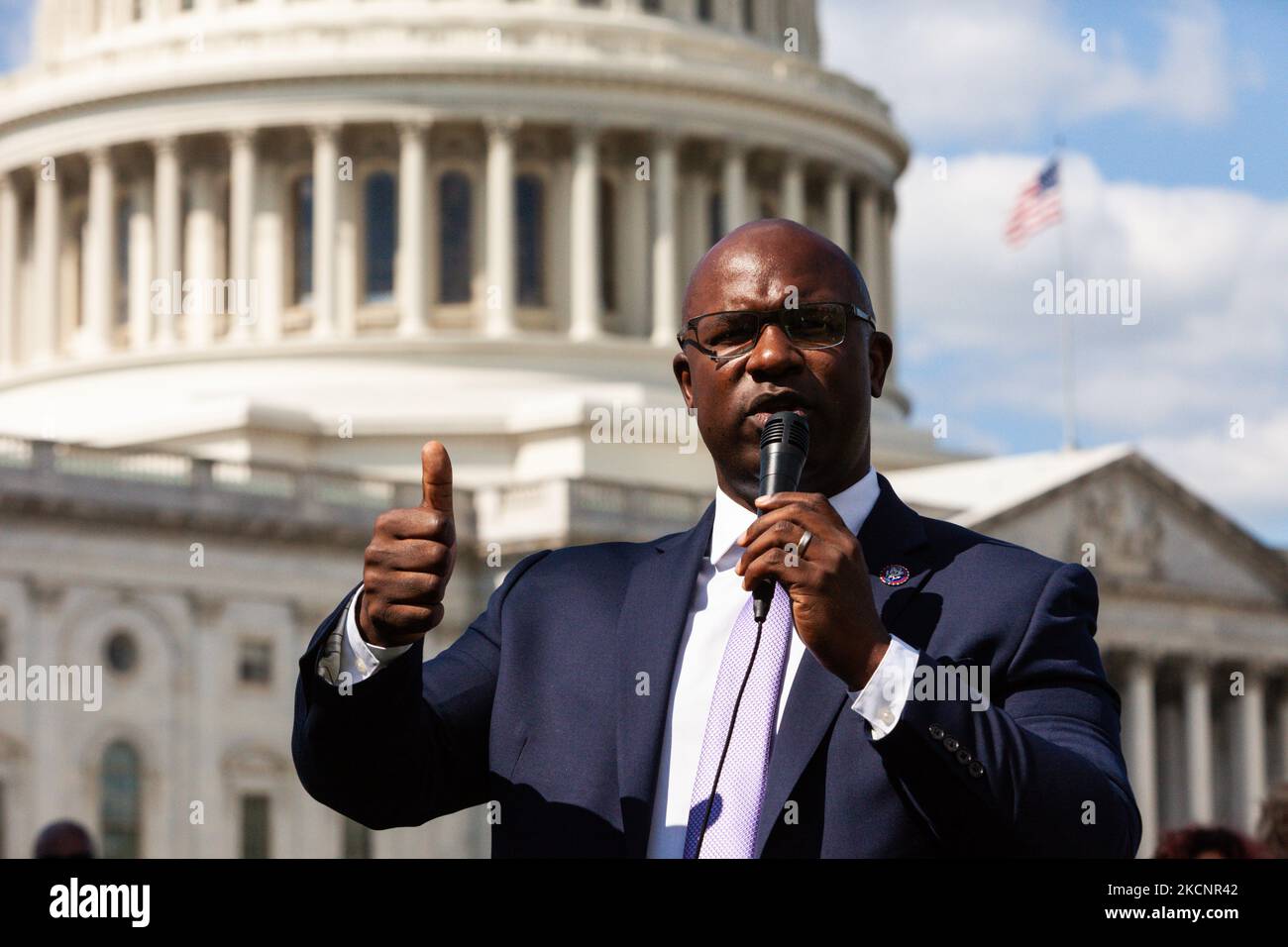 Il congressista Jamaal Bowman (D-NY) parla per una protesta al Campidoglio degli Stati Uniti, ospitato da People’s Watch. I manifestanti sono al Campidoglio da lunedì 27 settembre e intendono continuare la protesta fino a quando il Congresso non avrà superato il Build Back Better Act (noto anche come budget per la riconciliazione) e i suoi investimenti in soluzioni sanitarie, di cittadinanza e climatiche. (Foto di Allison Bailey/NurPhoto) Foto Stock