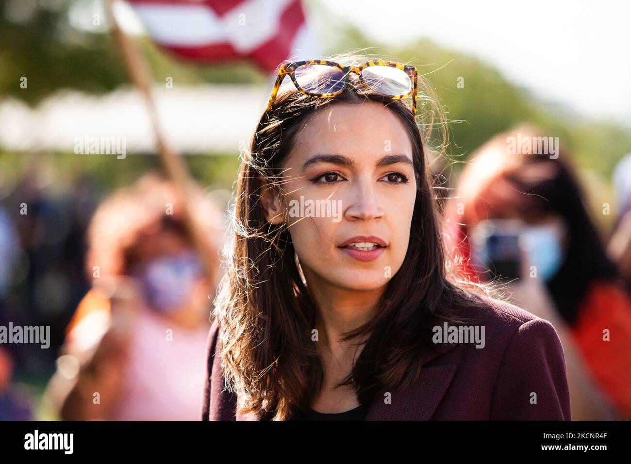 Alexandra Ocasio-Cortez (D-NY), membro del Congresso, interviene per protestare contro il Campidoglio degli Stati Uniti, ospitato da People’s Watch. I manifestanti sono al Campidoglio da lunedì 27 settembre e intendono continuare la protesta fino a quando il Congresso non avrà superato il Build Back Better Act (noto anche come budget per la riconciliazione) e i suoi investimenti in soluzioni sanitarie, di cittadinanza e climatiche. (Foto di Allison Bailey/NurPhoto) Foto Stock