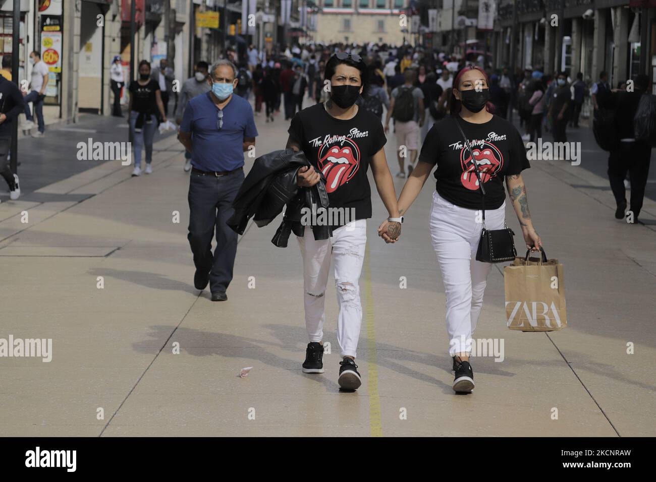 Una coppia che indossa lo stesso abbigliamento nelle strade del Zócalo a Città del Messico, durante l'emergenza COVID-19 e il semaforo epidemiologico giallo nella capitale. (Foto di Gerardo Vieyra/NurPhoto) Foto Stock