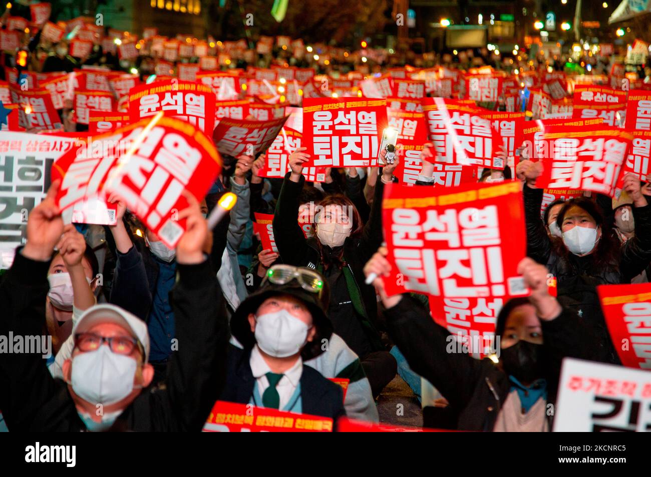 Raduno a lume di candela che chiede le dimissioni del Presidente Yoon Suk-Yeol e l'indagine della prima signora Kim Keon-Hee, 29 ottobre 2022 : i sudcoreani assistono ad una veglia a lume di candela che chiede le dimissioni del Presidente Yoon Suk-Yeol e l'indagine della prima signora Kim Keon-Hee nel centro di Seoul, Corea del Sud. I partecipanti chiesero di organizzare un procedimento speciale per indagare sulle presunte implicazioni di un caso di manipolazione dei prezzi azionari da parte della prima signora Kim Keon-Hee e chiesero al presidente Yoon di dimettersi. I segnali recitavano: 'Yoon Suk-Yeol, che ha rovinato i mezzi di sussistenza del pubblico, ha agito ritorsione politica, Foto Stock