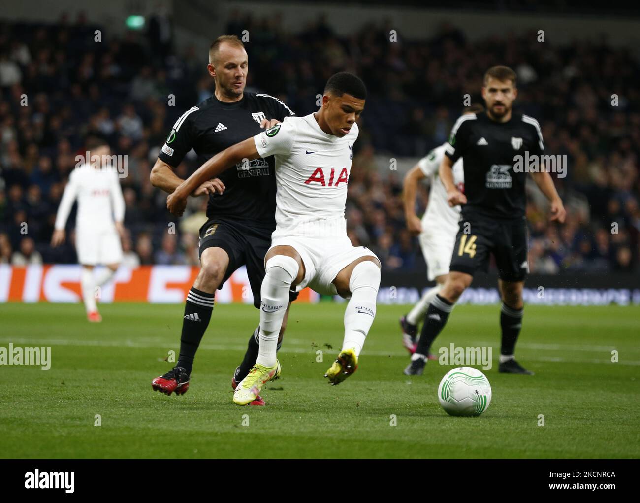 Tottenham Hotspur's Dane Scarlett durante l'Europa Conference League Group G tra Tottenham Hotspur e Nogometna sola Mura allo stadio Tottenham Hotspur , Londra, Inghilterra il 30th settembre 2021 (Photo by Action Foto Sport/NurPhoto) Foto Stock