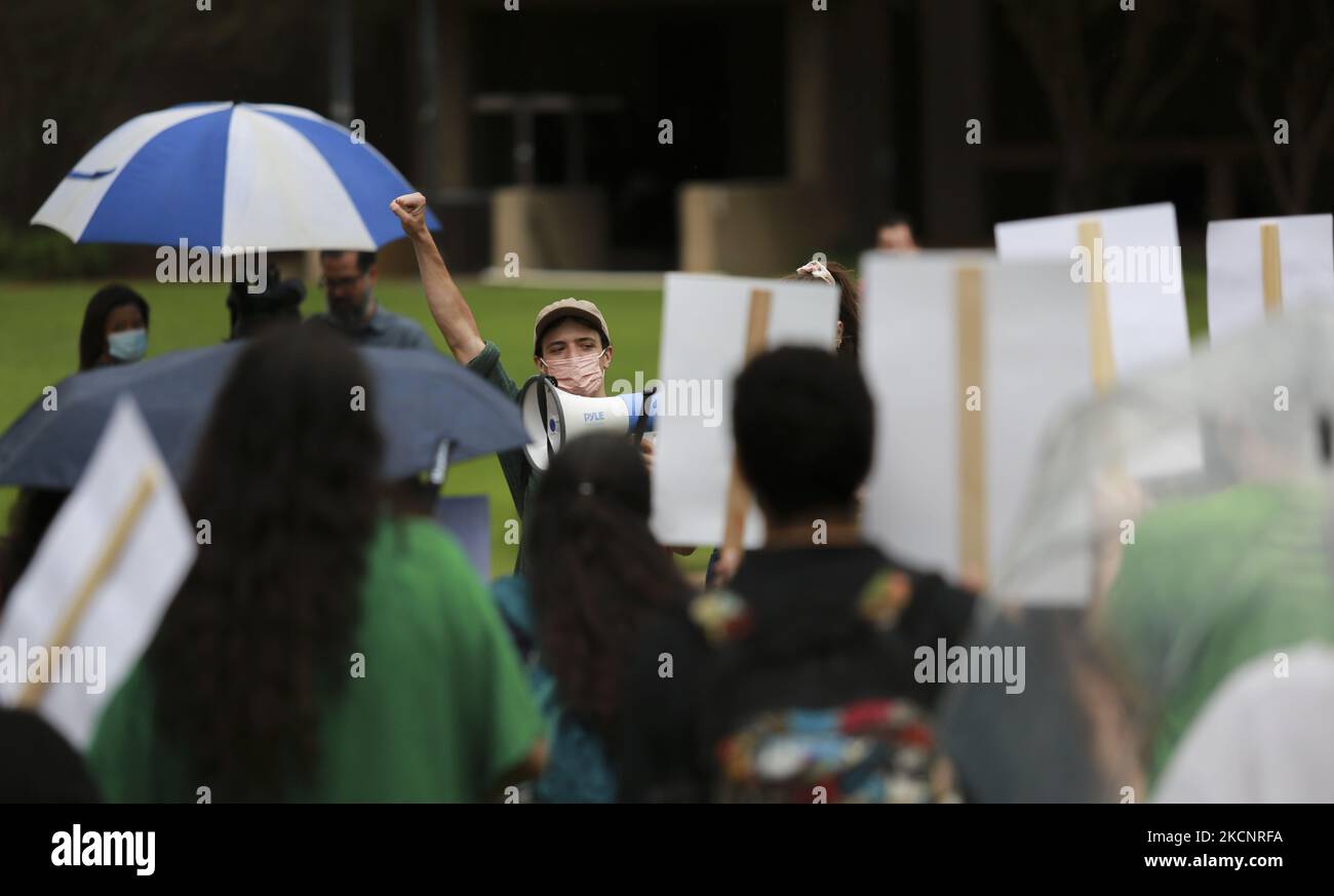 La pioggia non impedisce agli studenti dell'Università di Houston di riunirsi a Butler Plaza per protestare contro il Texas Senate Bill 8, una legge che vieta l'aborto dopo sei settimane di gravidanza, il 30th settembre 2021. (Foto di Reginald Mathalone/NurPhoto) Foto Stock