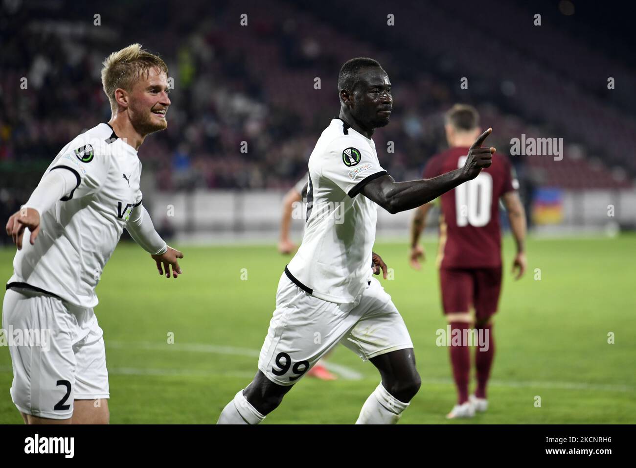 Alhaji Kamara di Randers FC festeggia contro di cfr 1907 Cluj durante il gruppo D della UEFA Europe Conference League sullo stadio Dr Constantin Radulescu (Foto di Flaviu Buboi/NurPhoto) Foto Stock