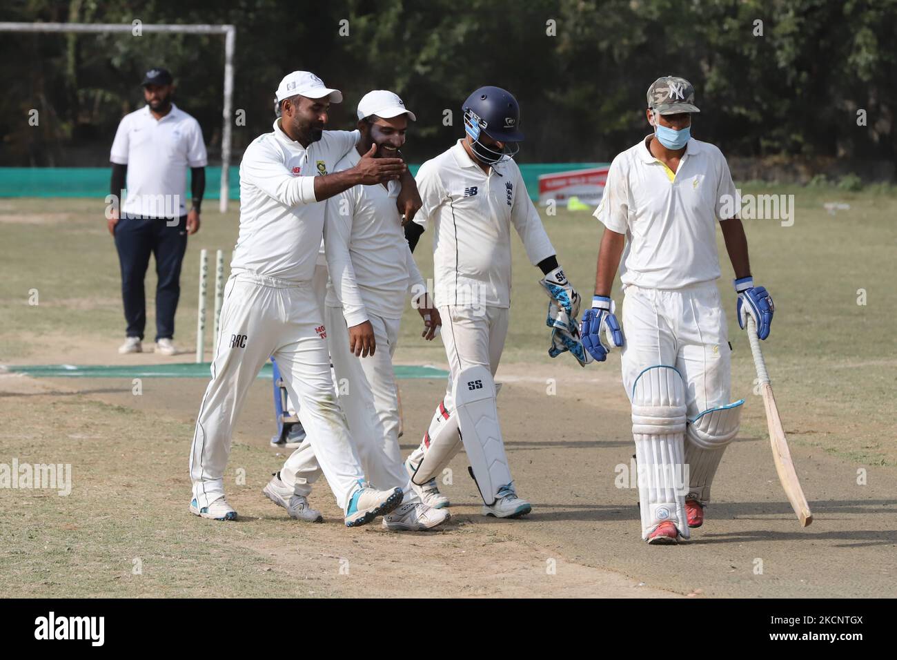 Un battitore che indossa una maschera gioca a cricket durante la Sopur Cup 2021 in mezzo alla pandemia COVID-19 a Sopore, Distretto Baramulla, Jammu e Kashmir, India, il 01 ottobre 2021. (Foto di Nasir Kachroo/NurPhoto) Foto Stock