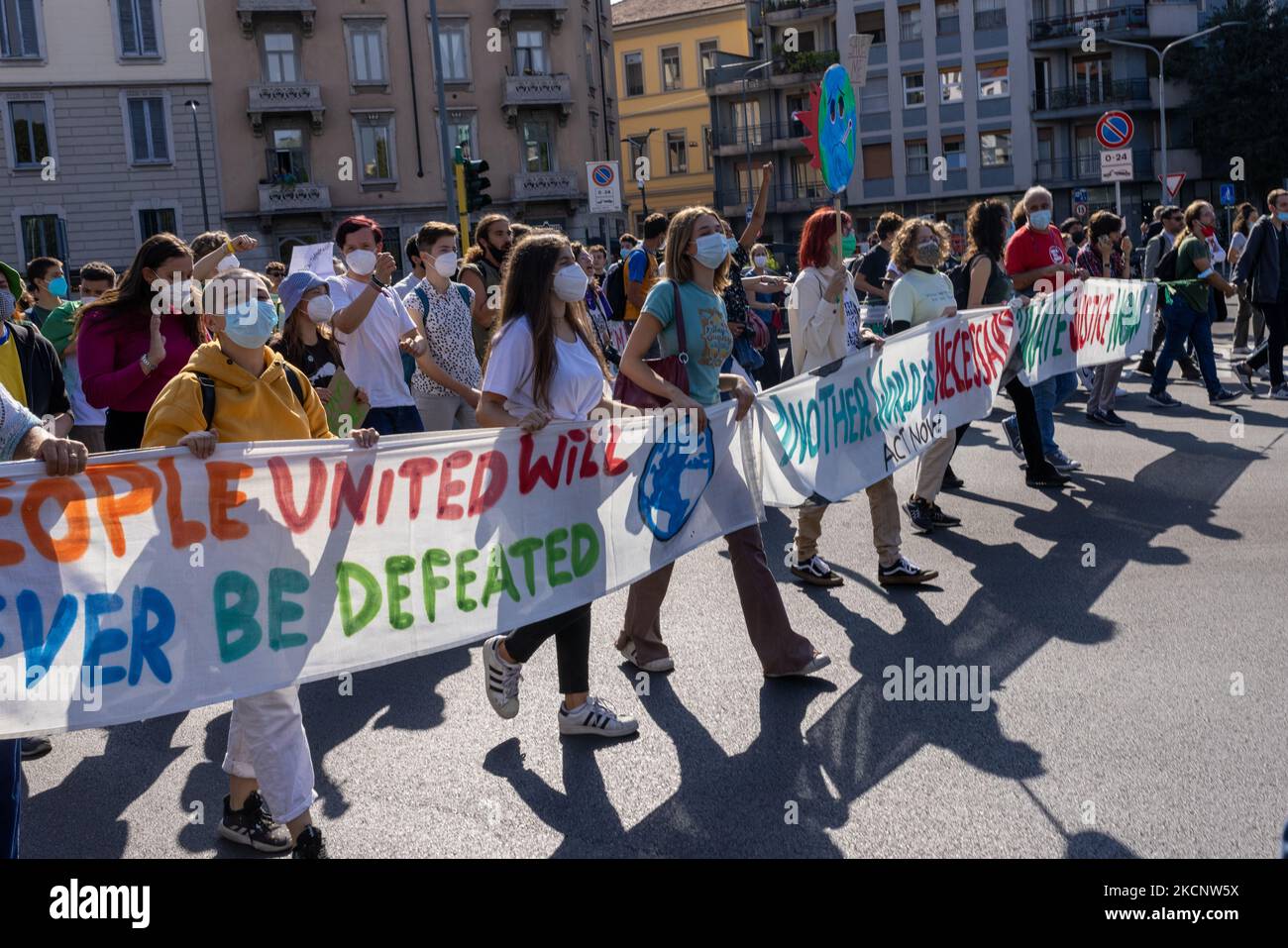 01/10/2021 Milano, Italia manifestanti del venerdì per il futuro durante lo sciopero sul clima che si è tenuto a Milano. L'evento si è svolto durante l'evento Pre-COP di Milano, dove i gruppi di lavoro tematici hanno parlato e discusso con i ministri in occasione della conferenza ONU sui cambiamenti climatici COP26 che si è tenuta a Glasgow lo scorso novembre. (Foto di Mauro Ujetto/NurPhoto) Foto Stock